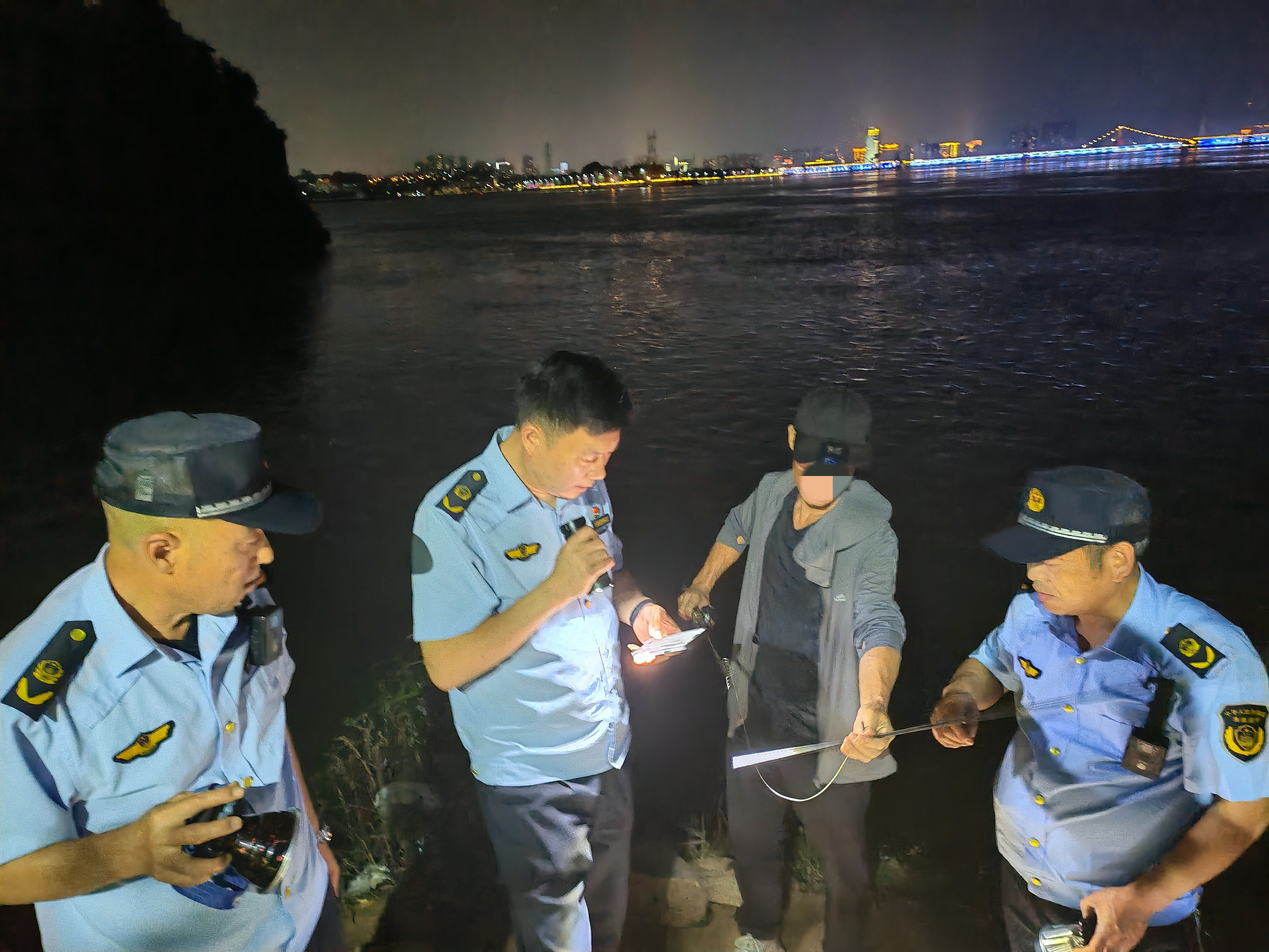 夜查南津关 夷陵禁渔执法“零容忍”