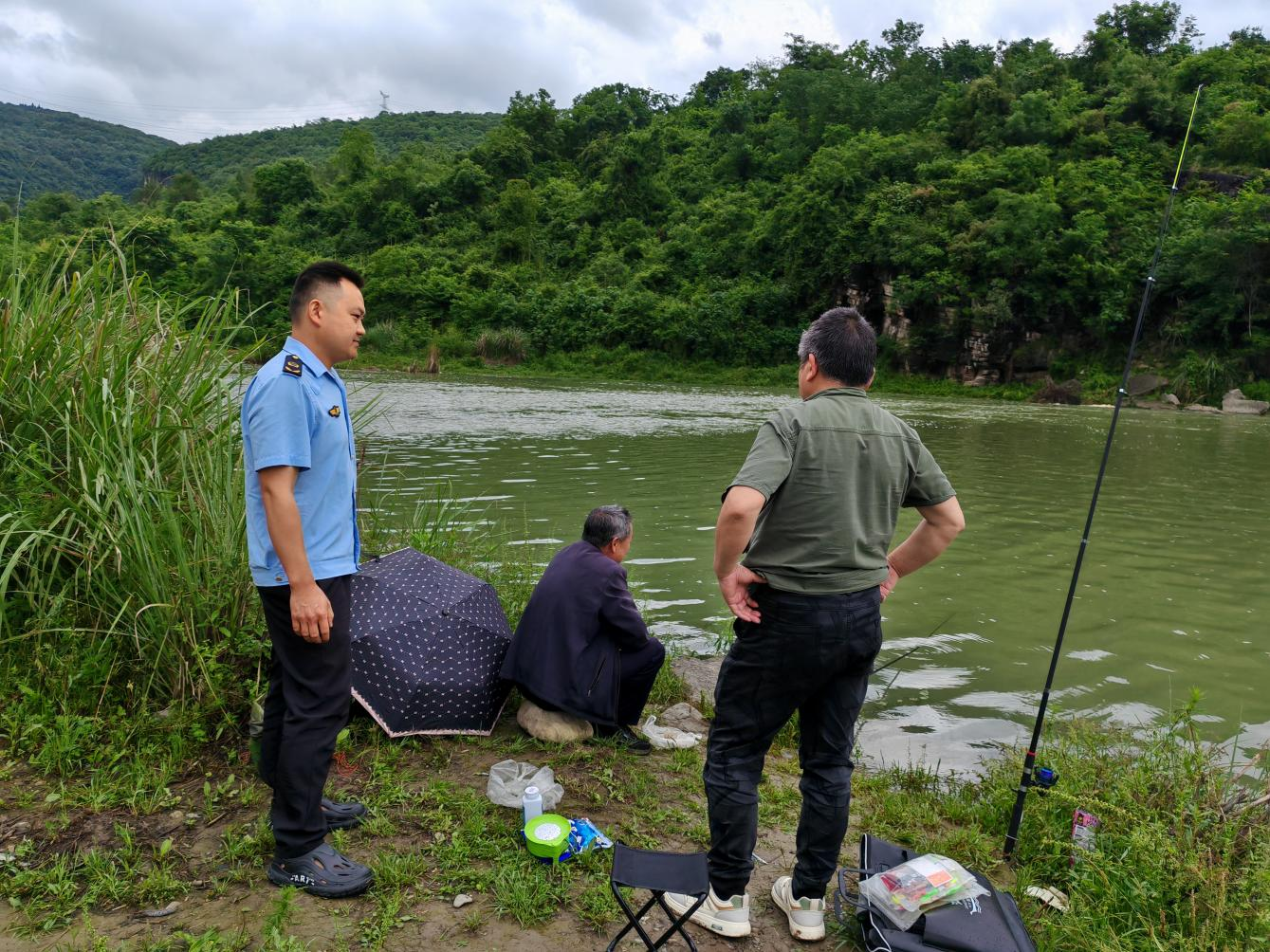分乡：巡河排查除隐患 普法宣传护平安
