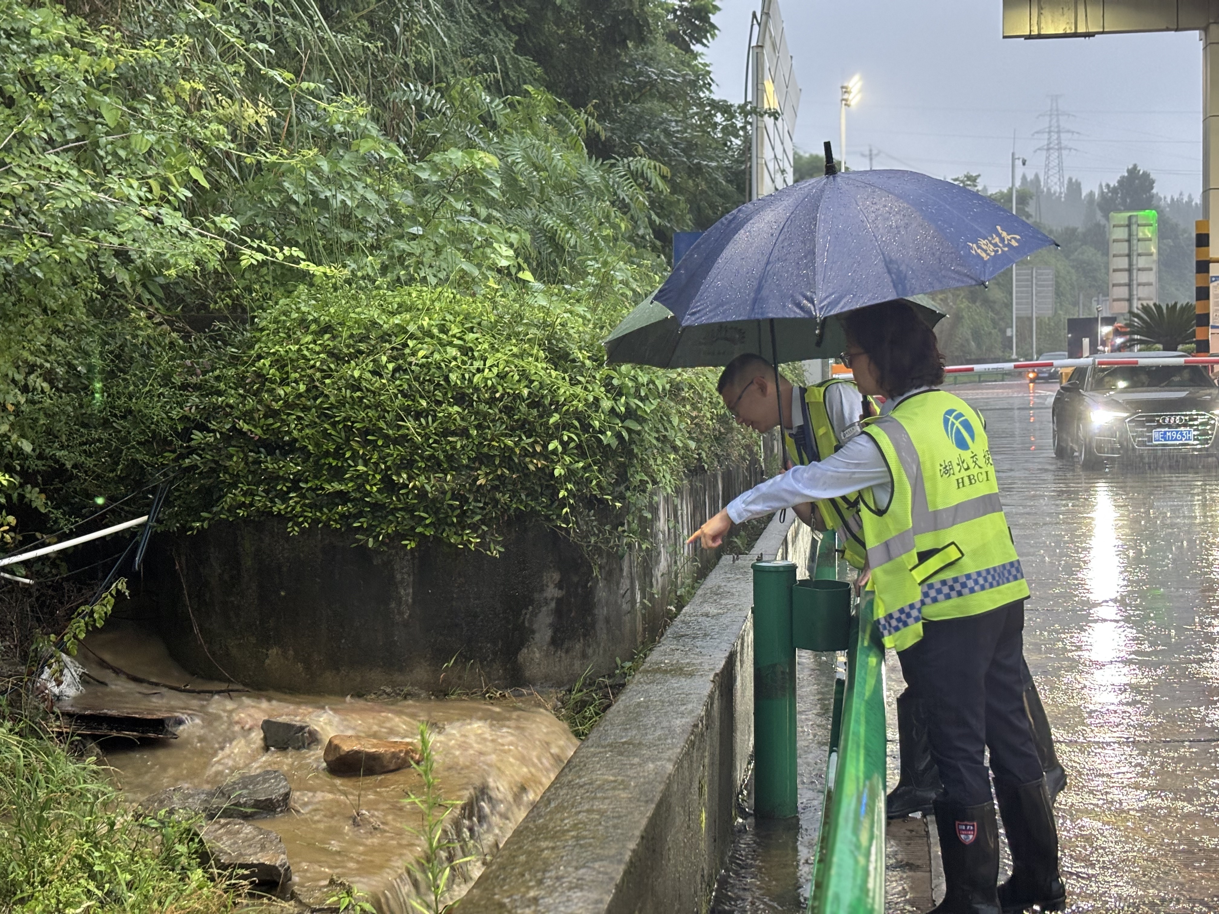 宜昌北收费站全力护航中考端午双期道路安畅