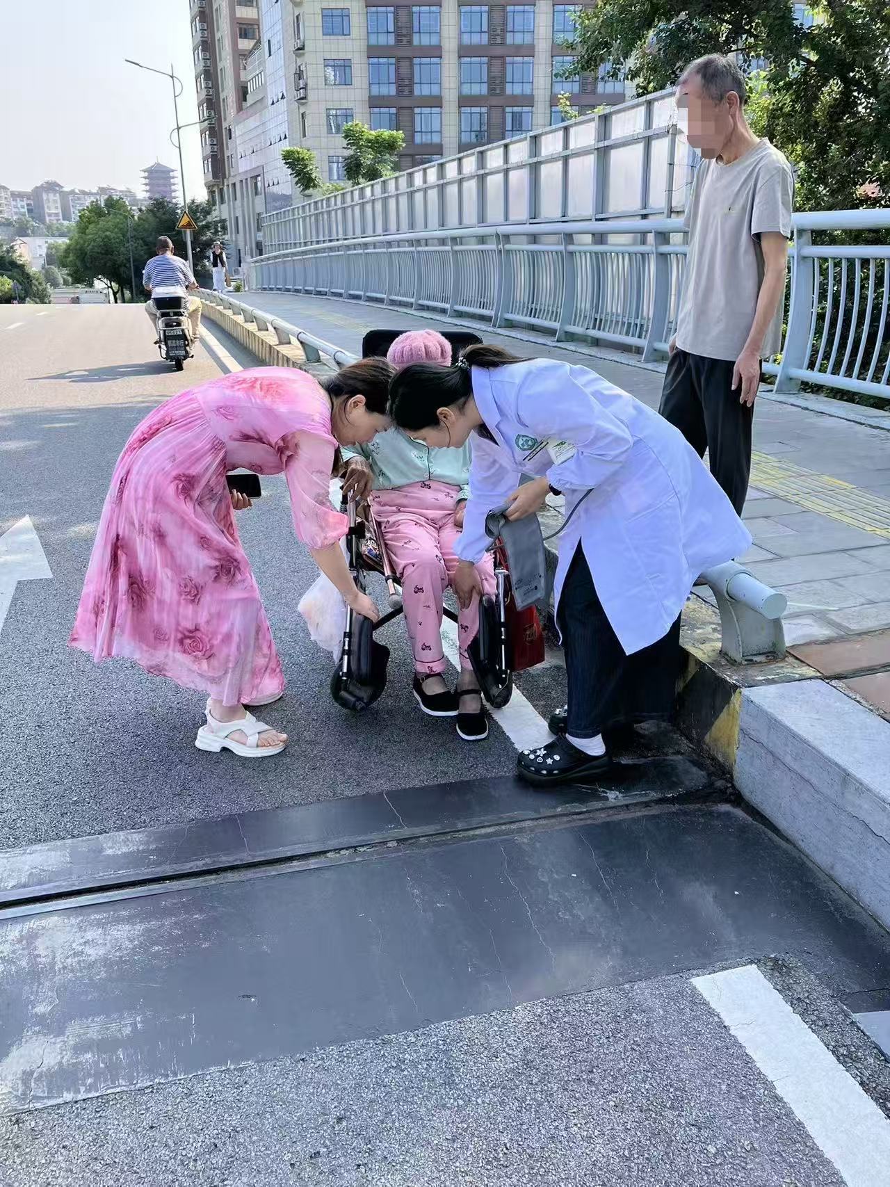 望江社区：医护及时救助摔倒高龄老人-三峡夷陵网-|-三峡夷陵新闻门户网站