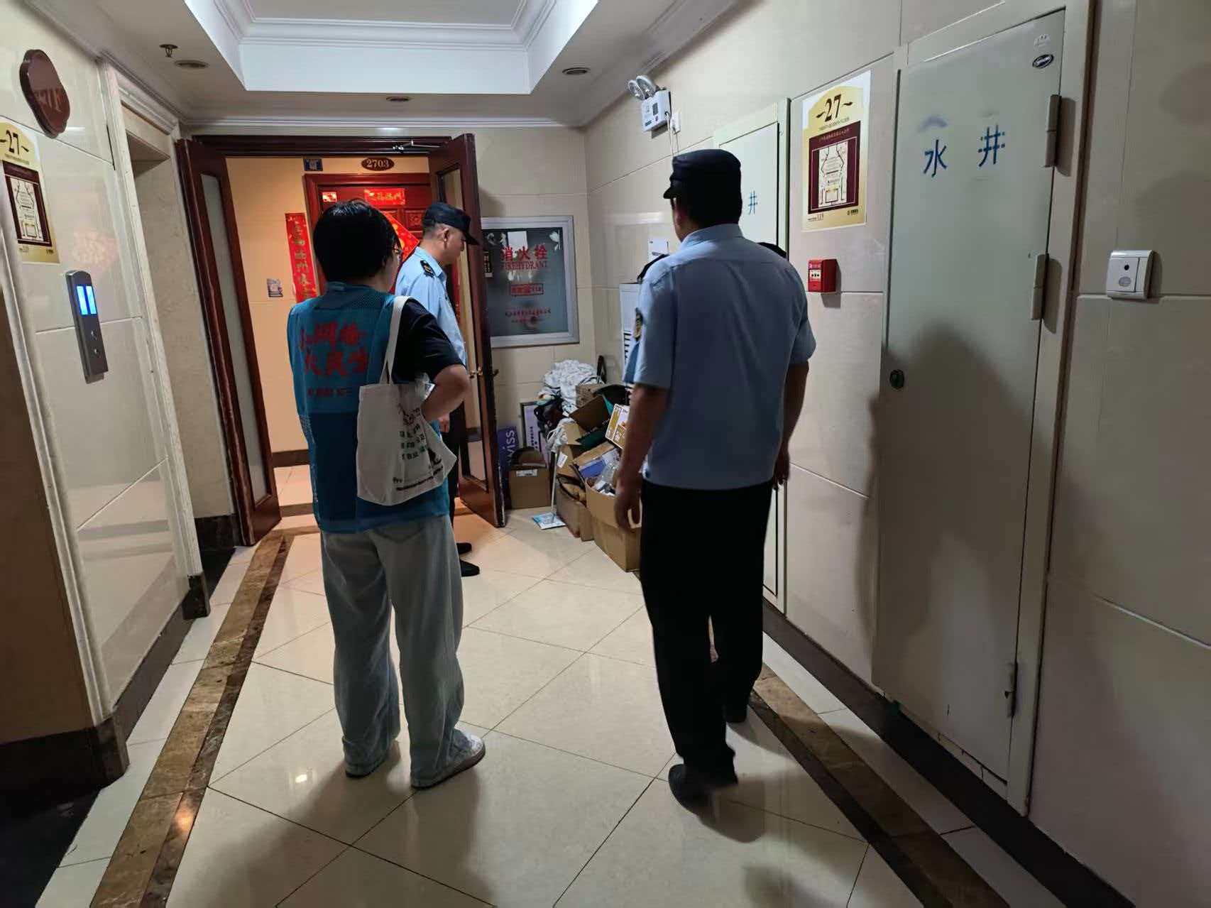 绿洲社区：整治楼道堆物 消除安全隐患