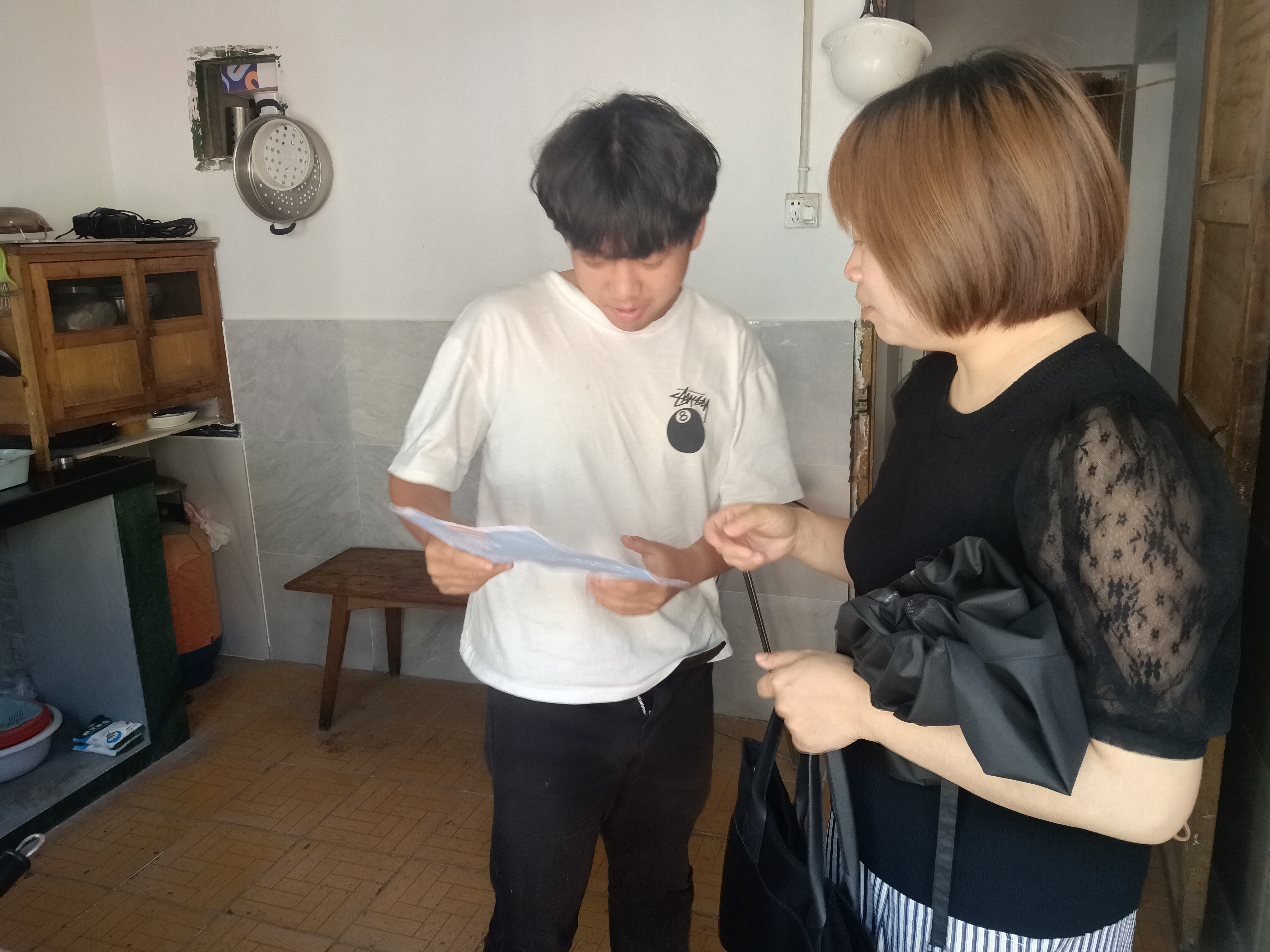 平湖社区：敲门入户讲安全 严防溺水护童心