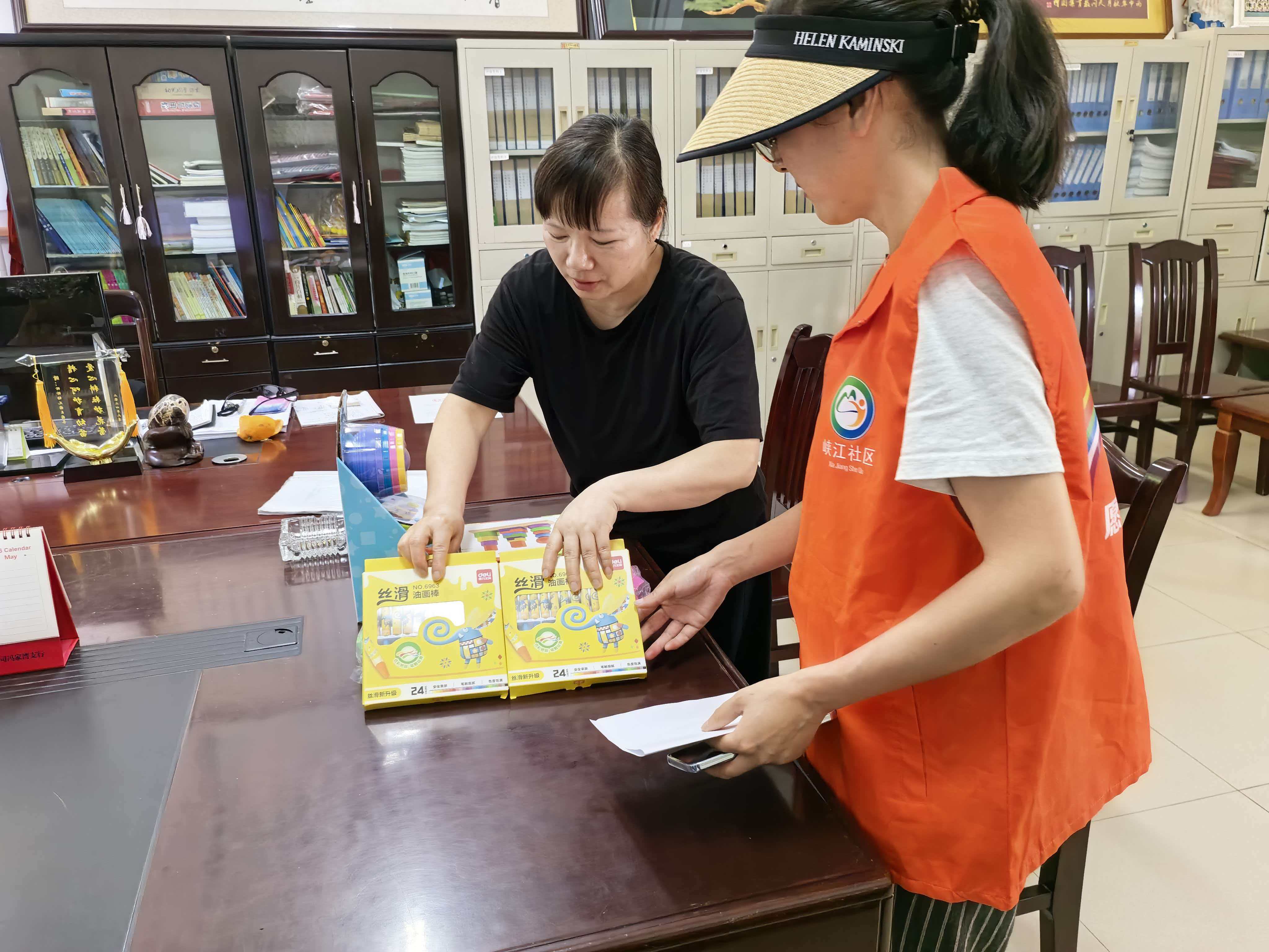 妇联向托管志愿服务队捐赠玩具