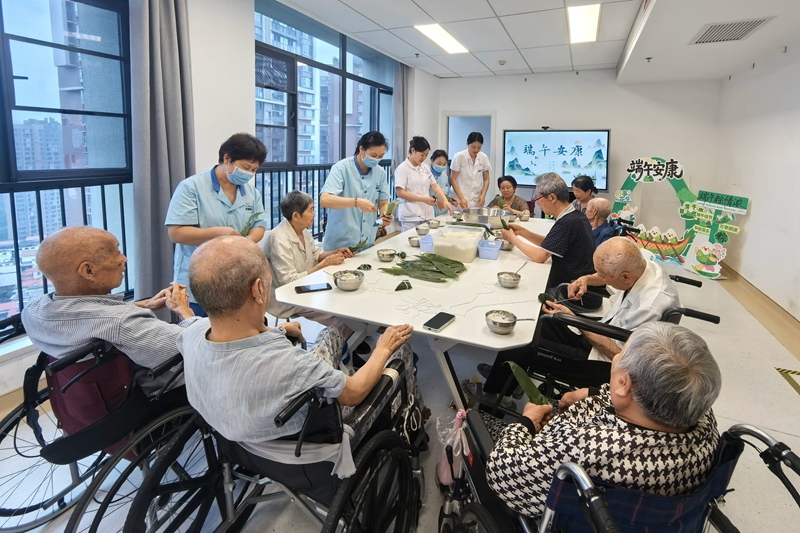 粽叶飘香迎端午 医养情深暖夕阳——夷陵人民医院医养结合服务中心开展端午敬老主题活动