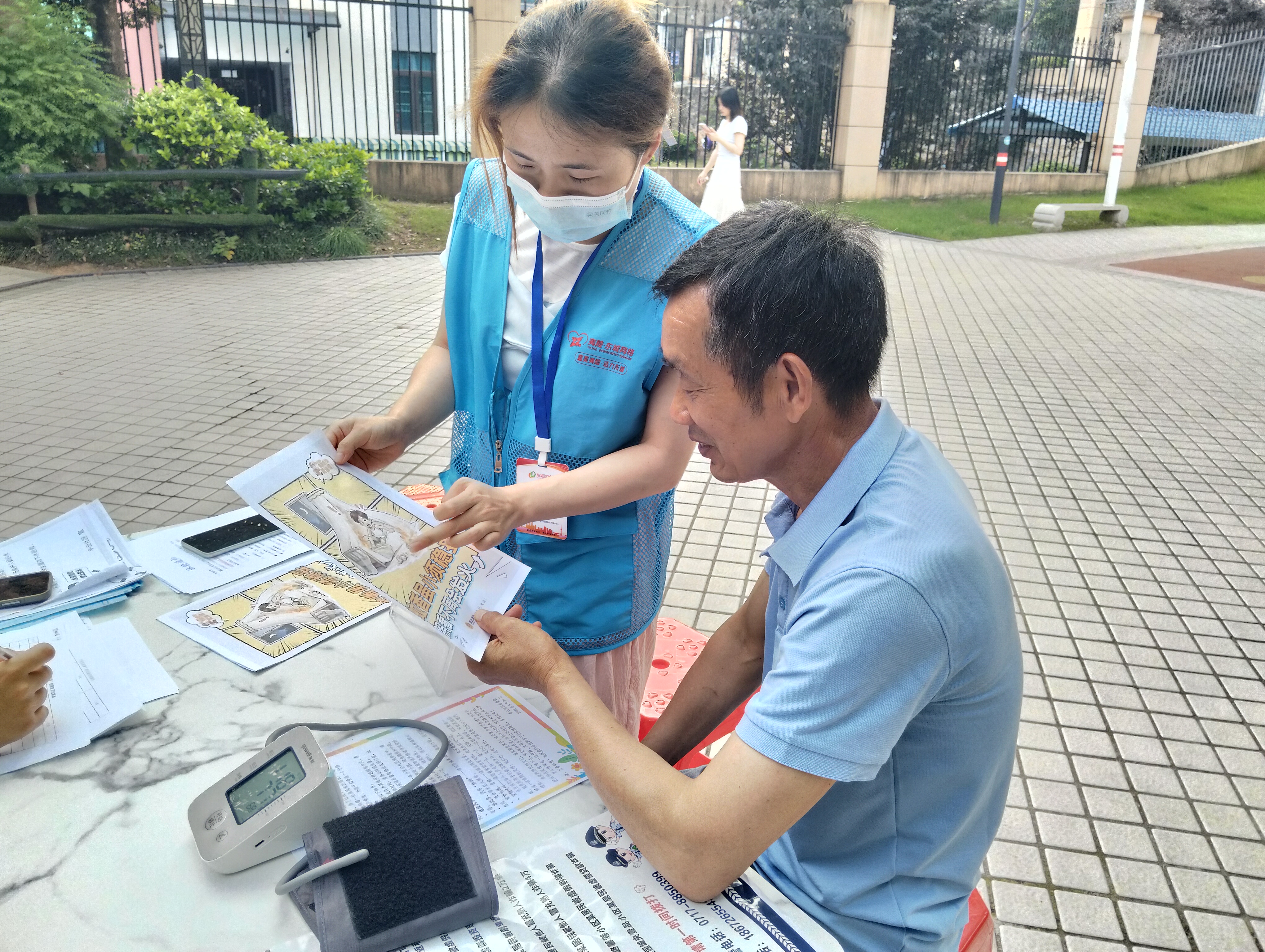 平云社区：周四说事摆小摊 谨防蚊香除隐患