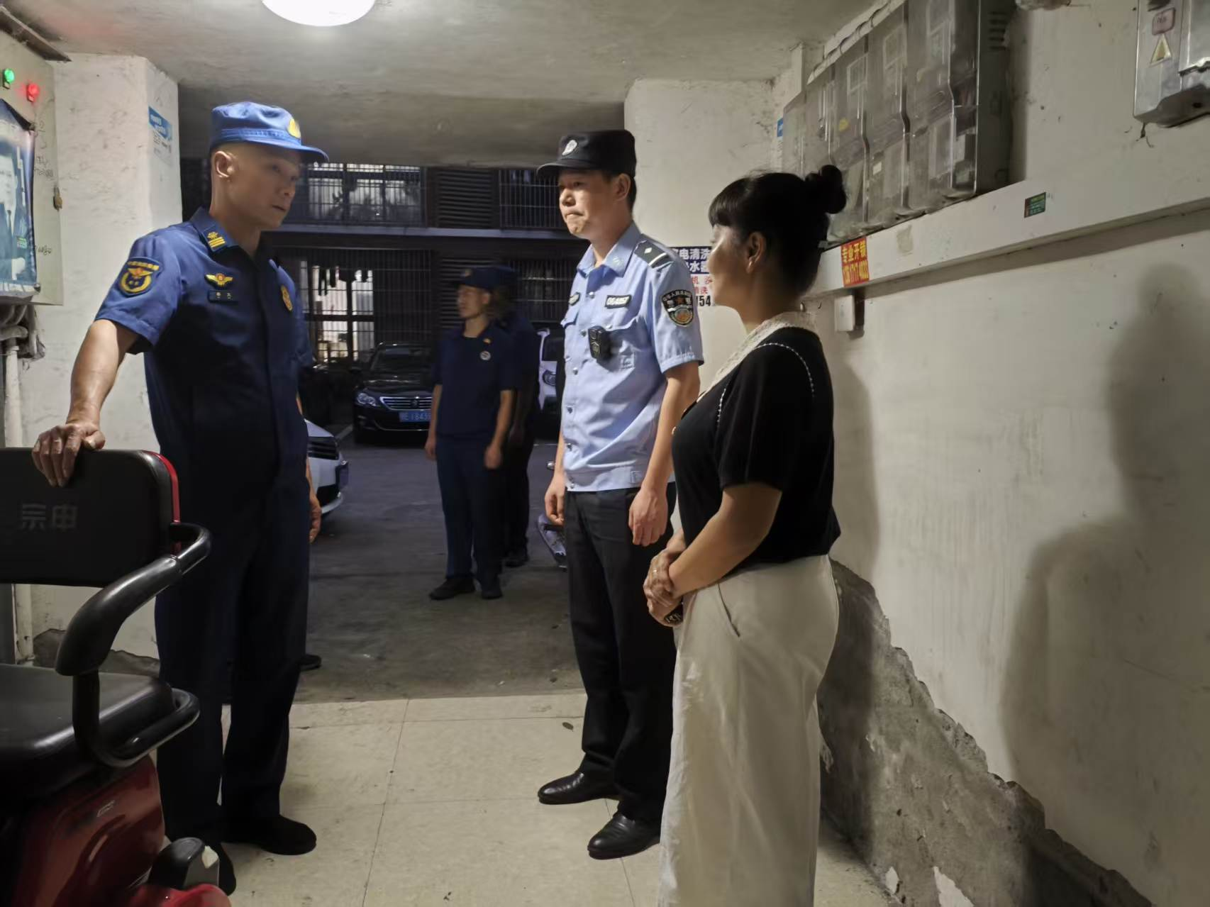 鸦鹊岭社区：多方联动查隐患 筑牢小区安全防线