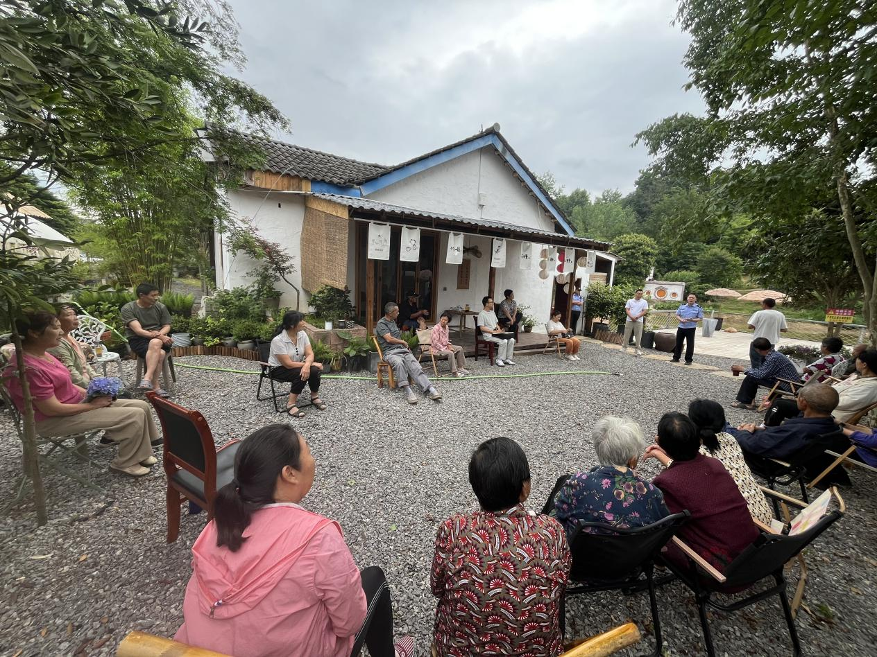 香烟寺村：屋场会上话修路  干群同心谋幸福