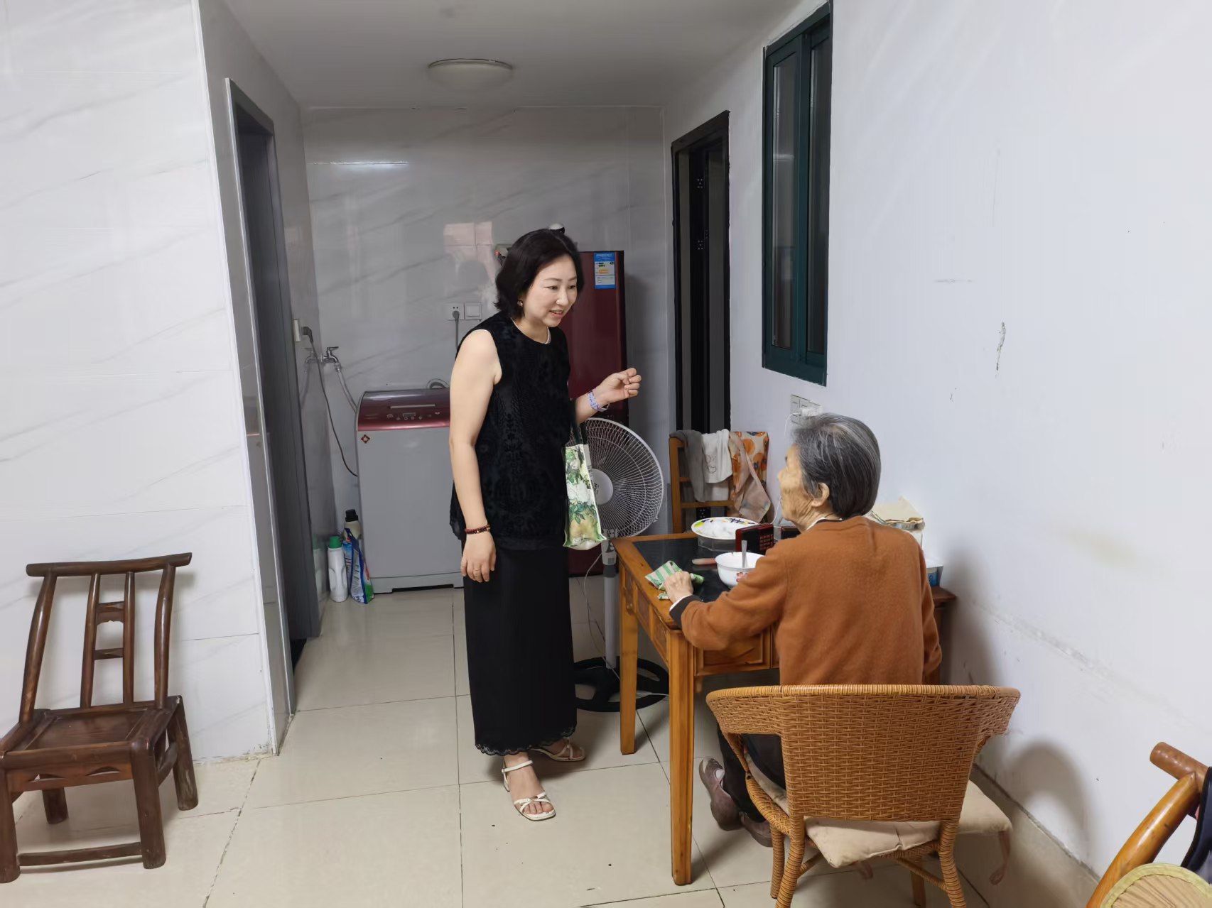 峡江社区：端午走访暖人心 关爱独居老年人