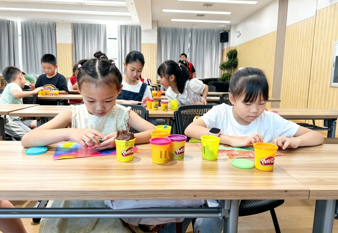锦江社区：普及防暑知识 巧制粘土折页