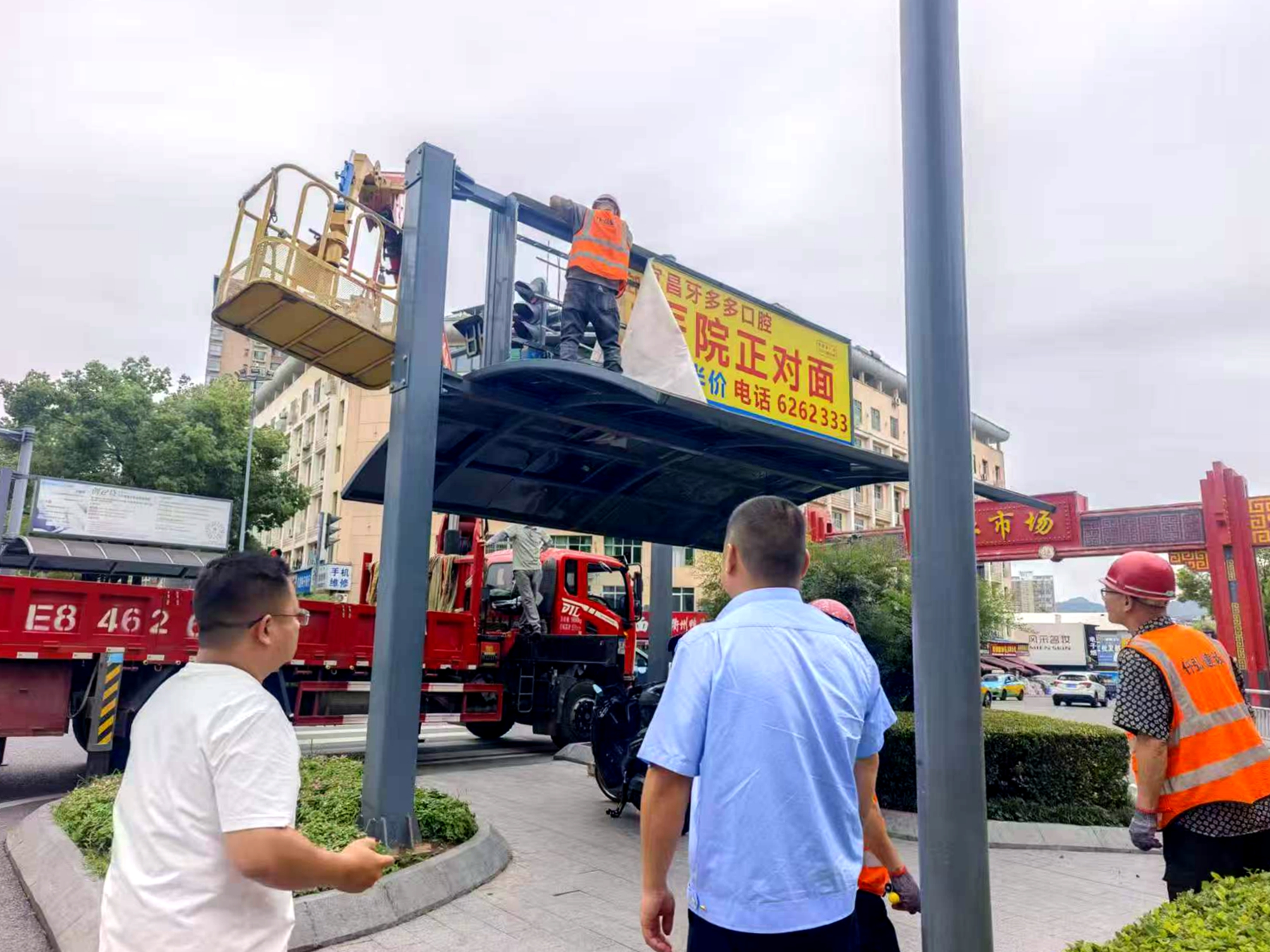 整治违规户外广告 擦亮城市市容“颜值”