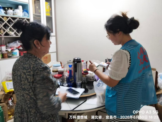 锦湖社区：暖心上门查药箱 关爱独居老人健康