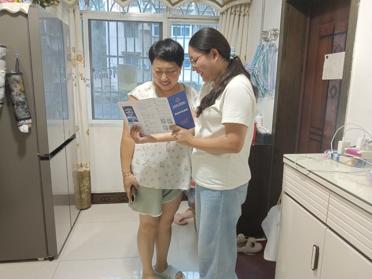 东湖社区：错峰入户勤普法 凝心聚力净谣言
