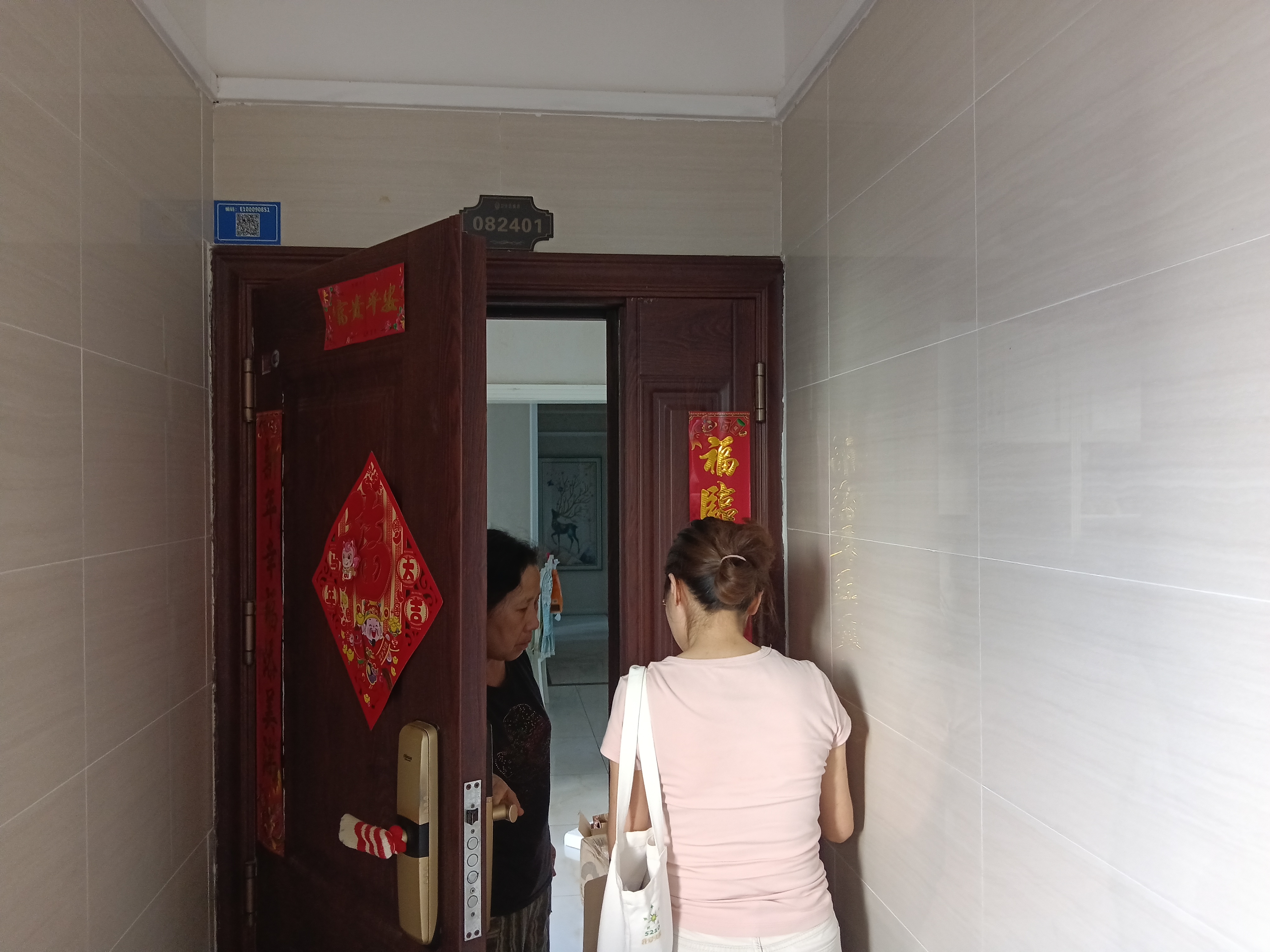 望江社区：网格员错时入户开展安全宣传