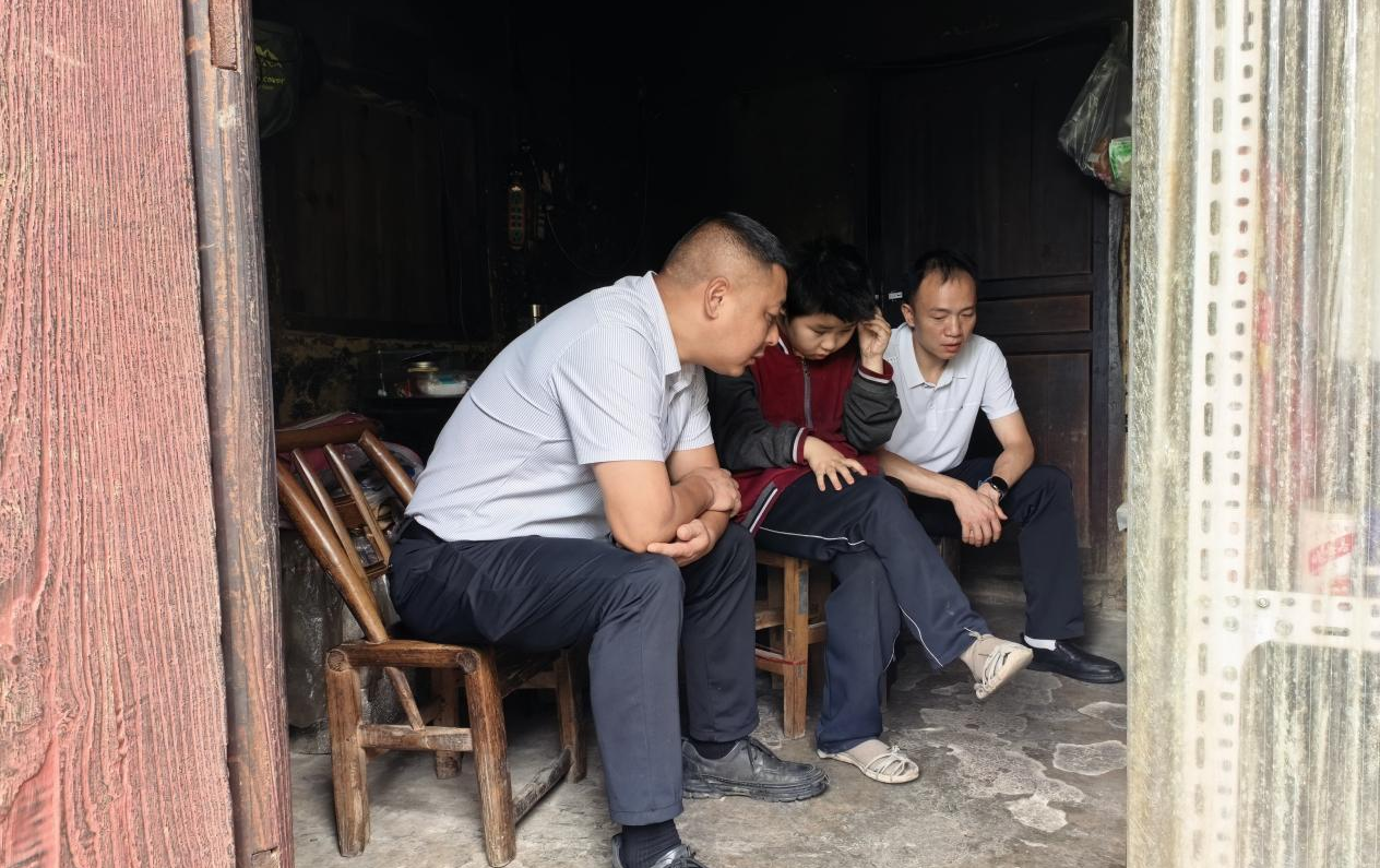 离任不松劲 坚守显初心