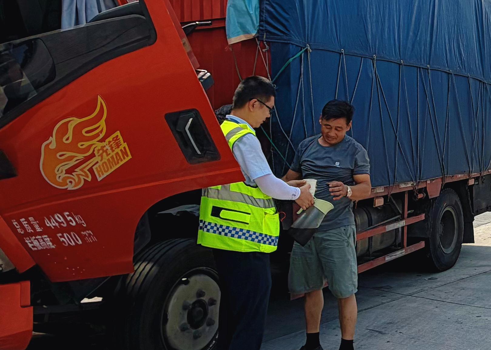 高温下车辆罢工 收费站伸援手排忧