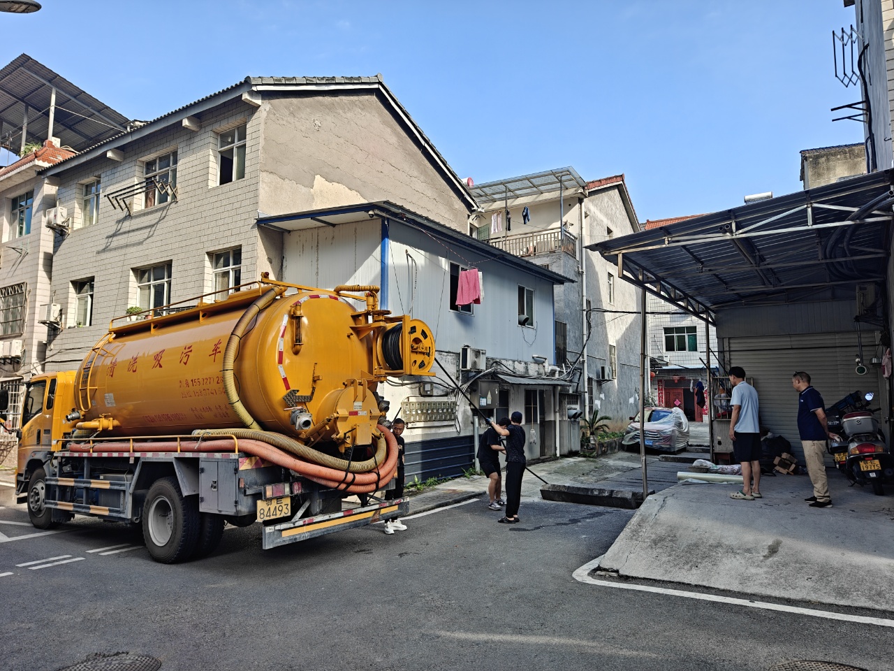 东湖社区：闻汛巡查守家园 清除淤堵护平安
