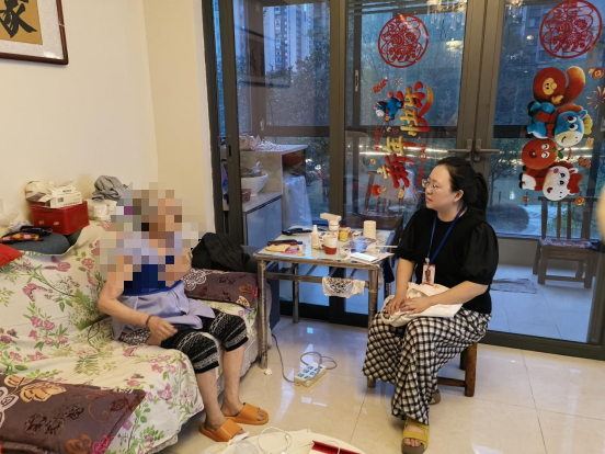 锦云社区：高温走访独居老人 贴心守护健康平安