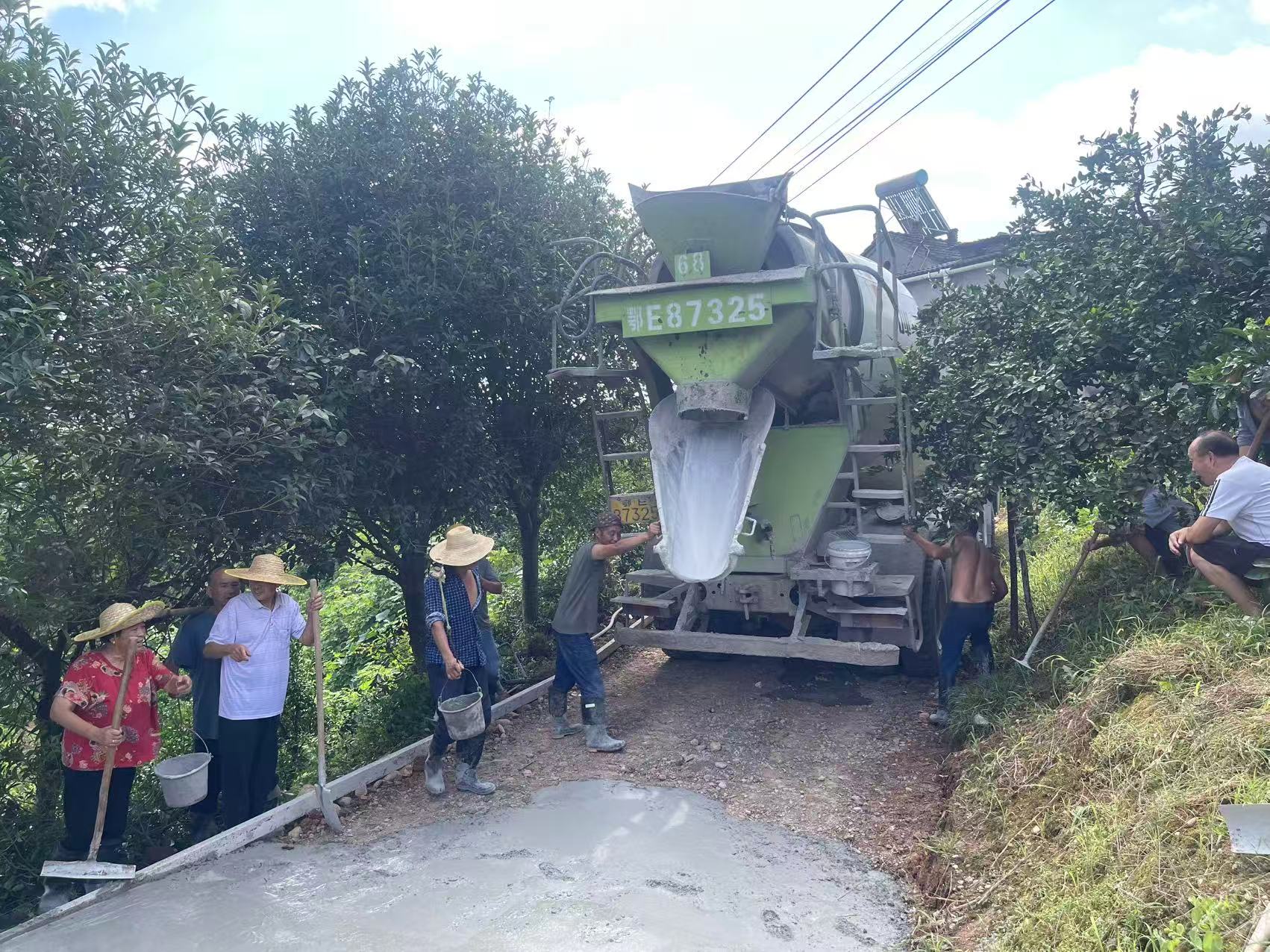 新桥边村：“周四说事”听民意 共建铺通群众幸福路