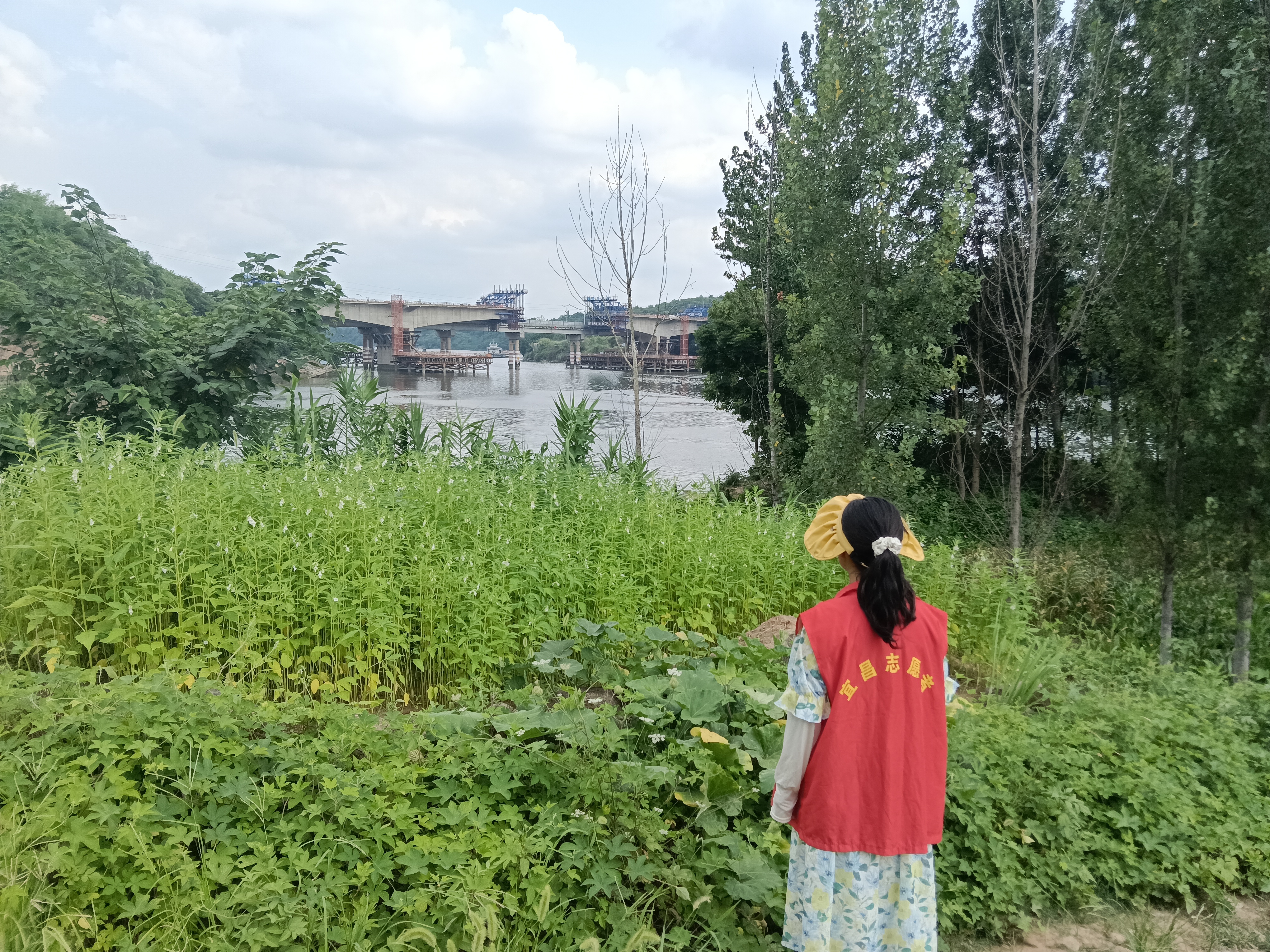 望江社区：秸秆禁烧与河道巡查齐发力 筑牢生态环保防线