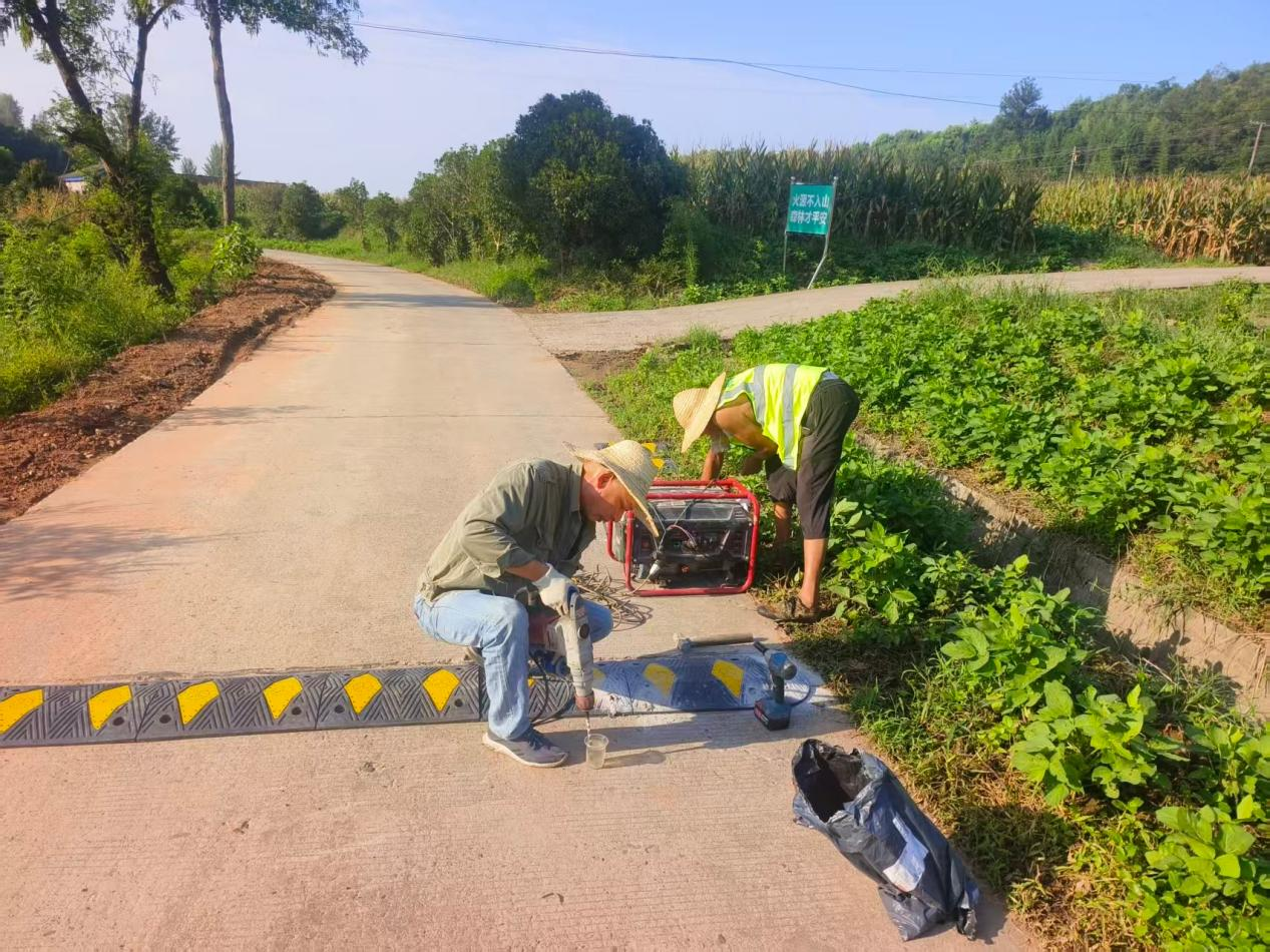 鸦鹊岭镇：治理道路安全隐患 筑牢出行安全防线