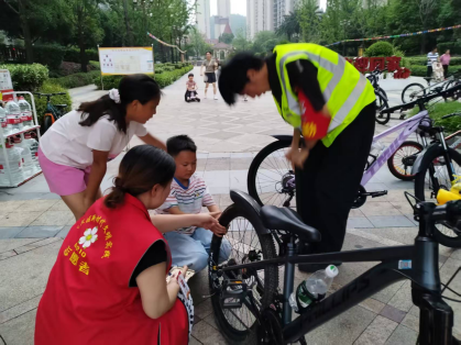 锦湖社区：志愿者当起“充气侠” 小区童车跑得欢