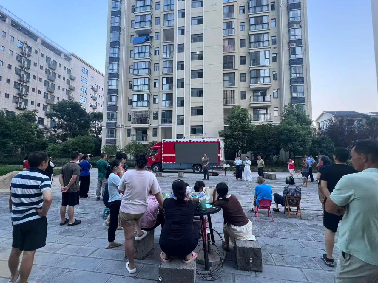 鸦鹊岭镇：夏夜宣讲进小区 安全文明入人心