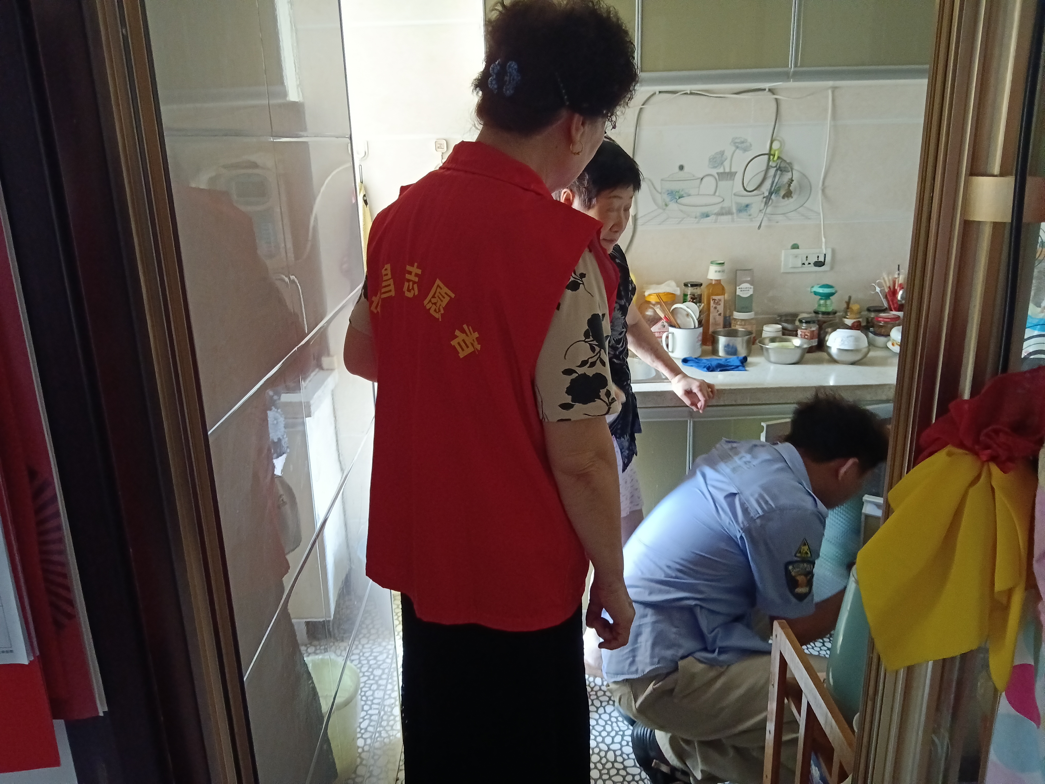 暖邻敲门送平安 社企联动护万家——望江社区持续开展入户安全宣传工作