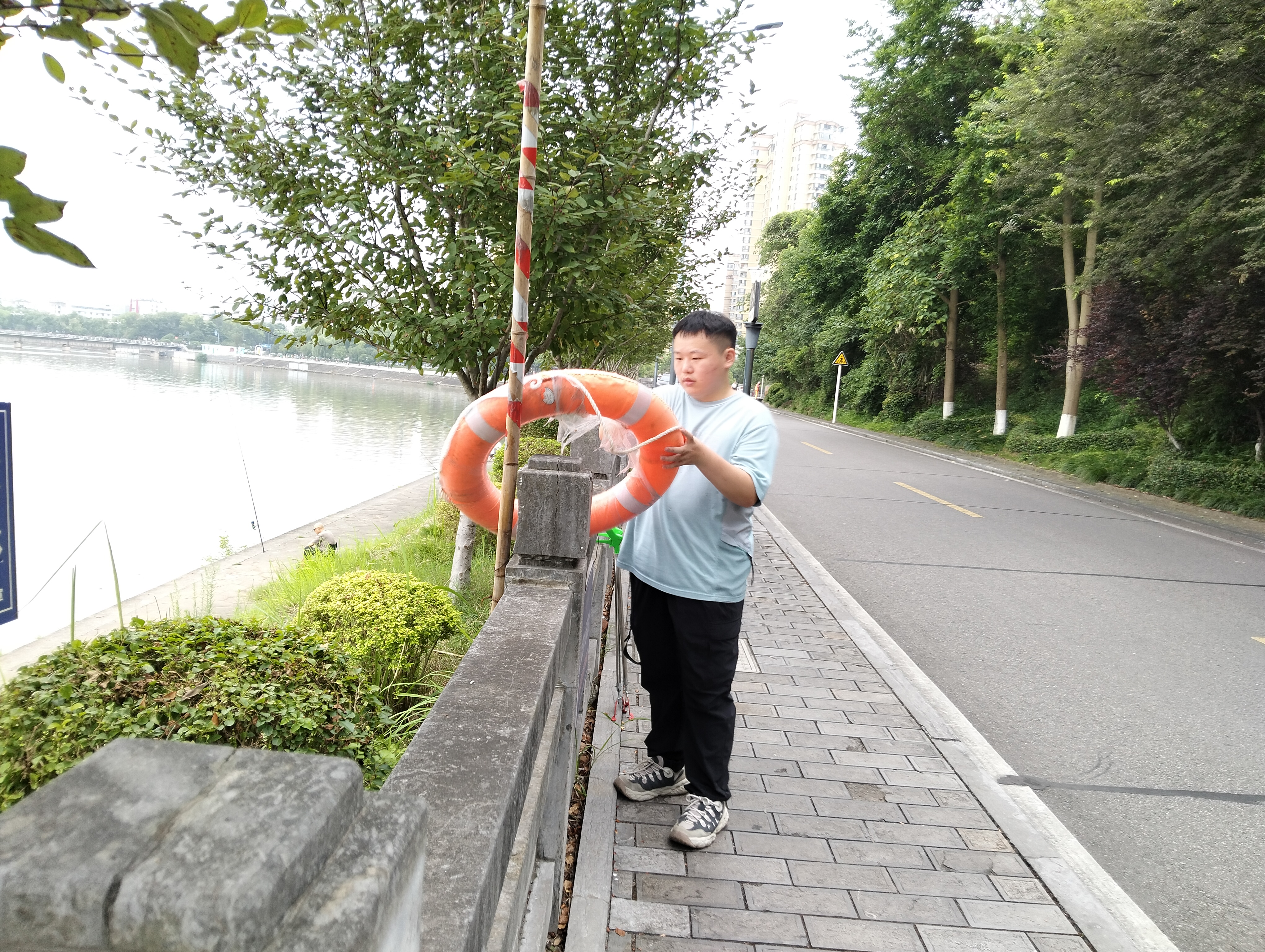 港虹社区：抓实河道巡查值守 筑牢防溺水安全防线