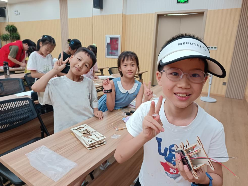 锦江社区开展太阳能模型科创手工课