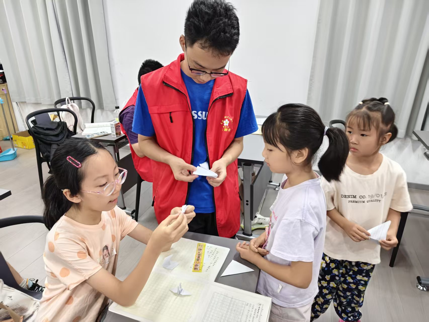 东湖社区：千纸鹤手工进托管 指尖传韵寄心愿
