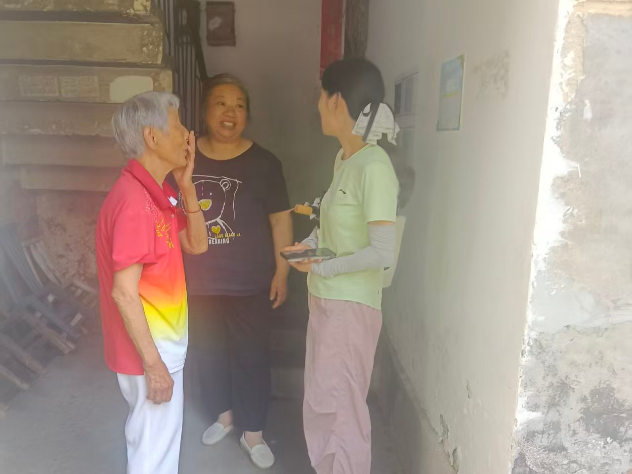 平湖社区：心系高龄暖夕阳 入户走访护安康