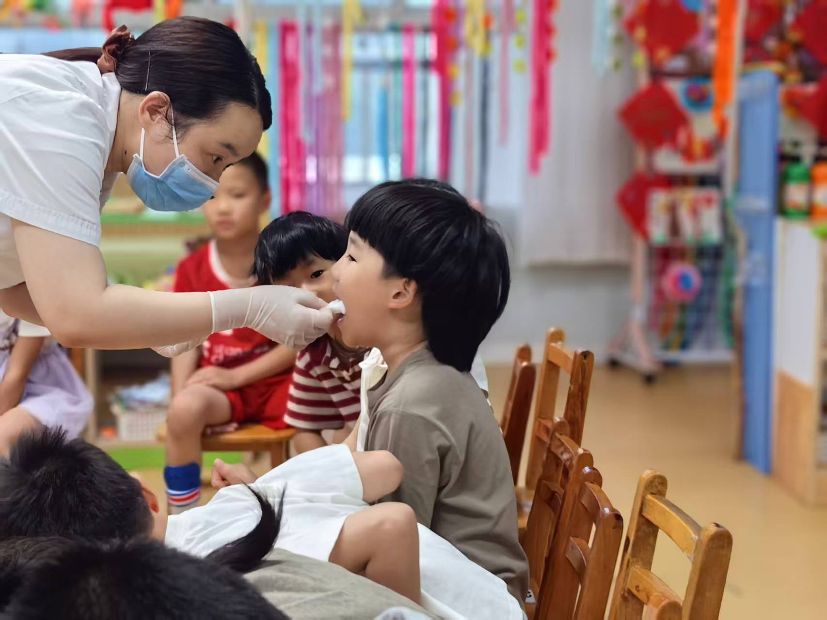 落实“五健”行动 万名幼儿集中防龋