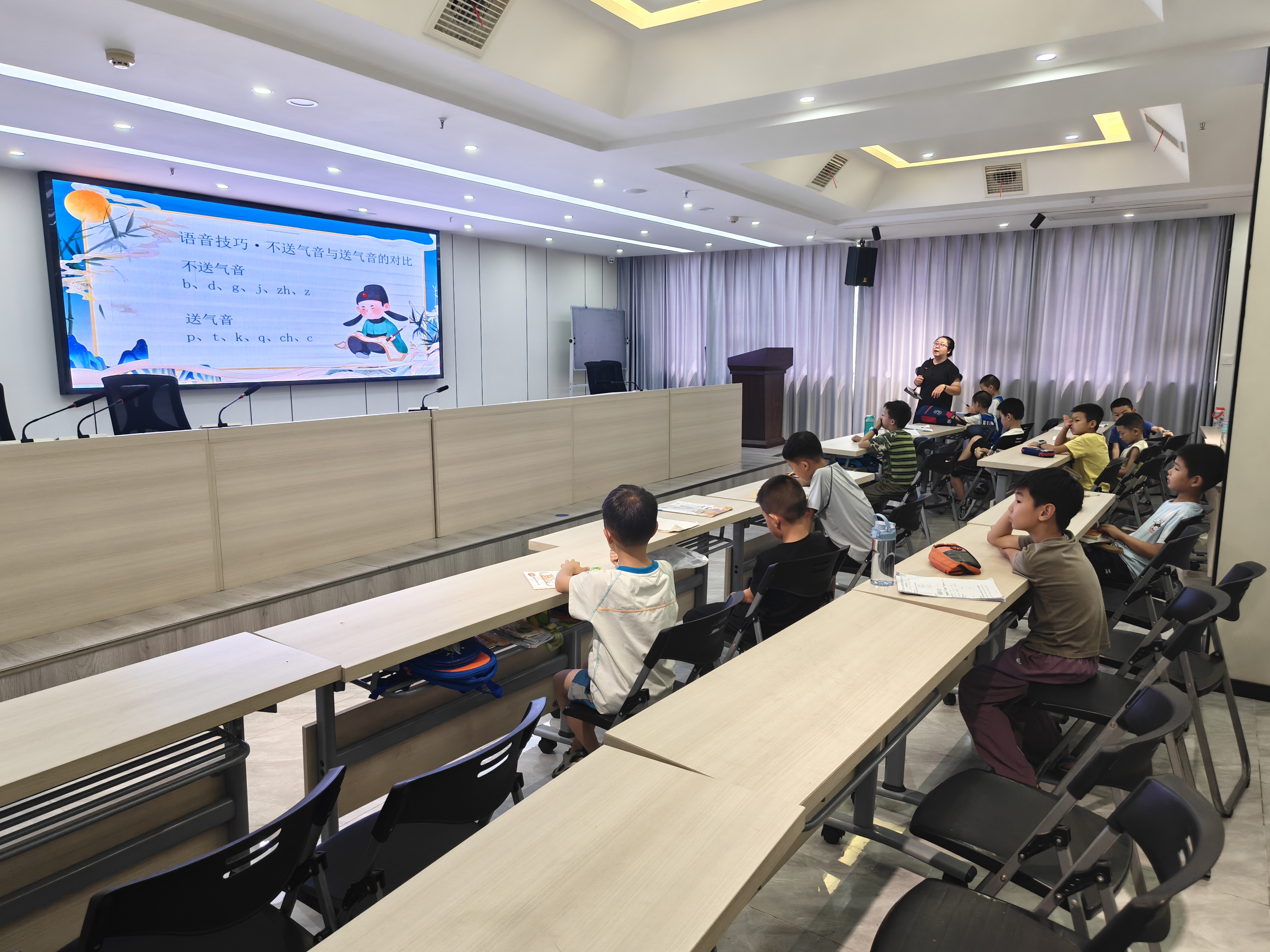 锦湖社区：志愿讲师进暑托班，让口才与文化共成长