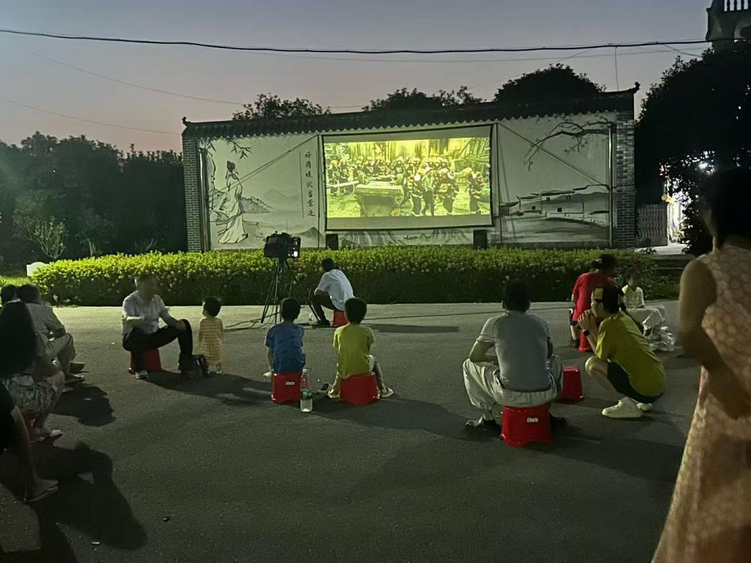 鸦鹊岭镇：露天电影进乡村 孩童乐享美好夏夜
