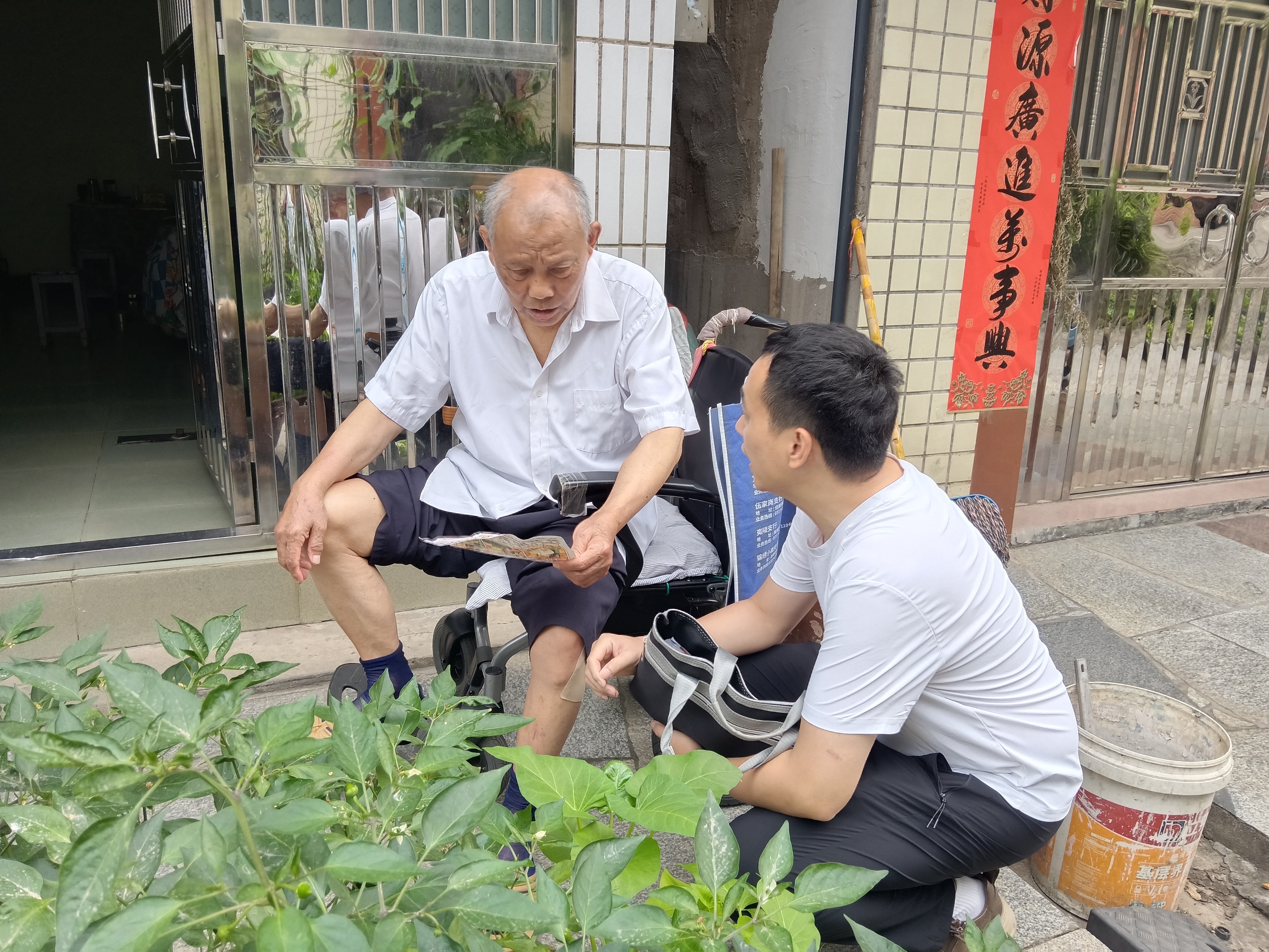 永兴社区：敲门送政策 惠民暖夕阳