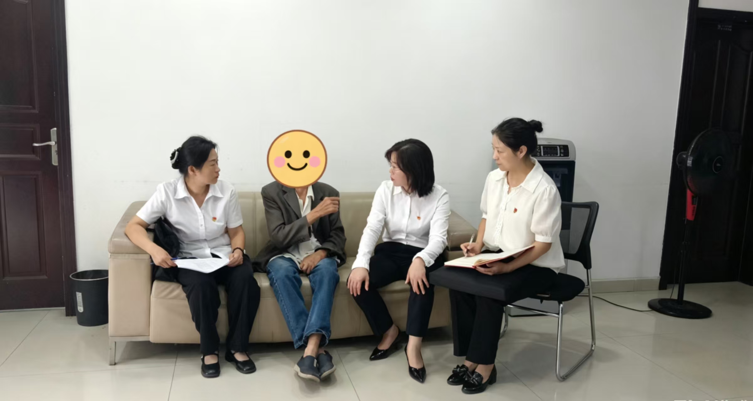 朝阳社区：情暖“七一”访党员 组织关怀入家门