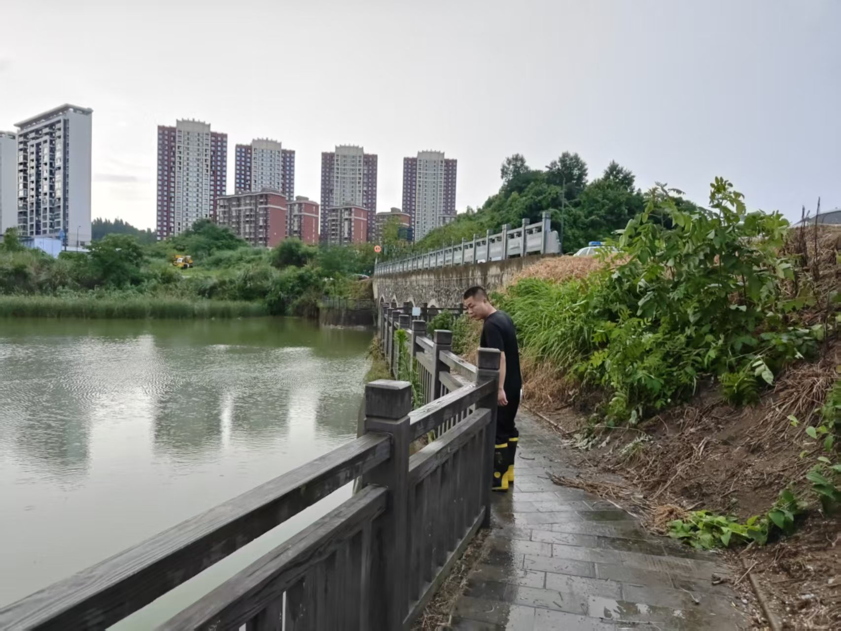 锦云社区：开展河道巡查工作 筑牢防溺水安全线