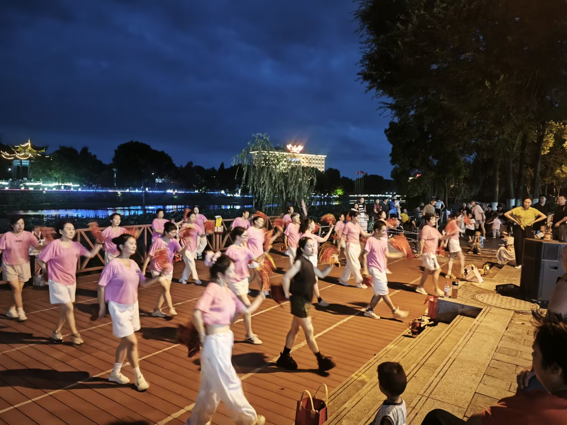 晚风伴舞步 烟火醉夏夜