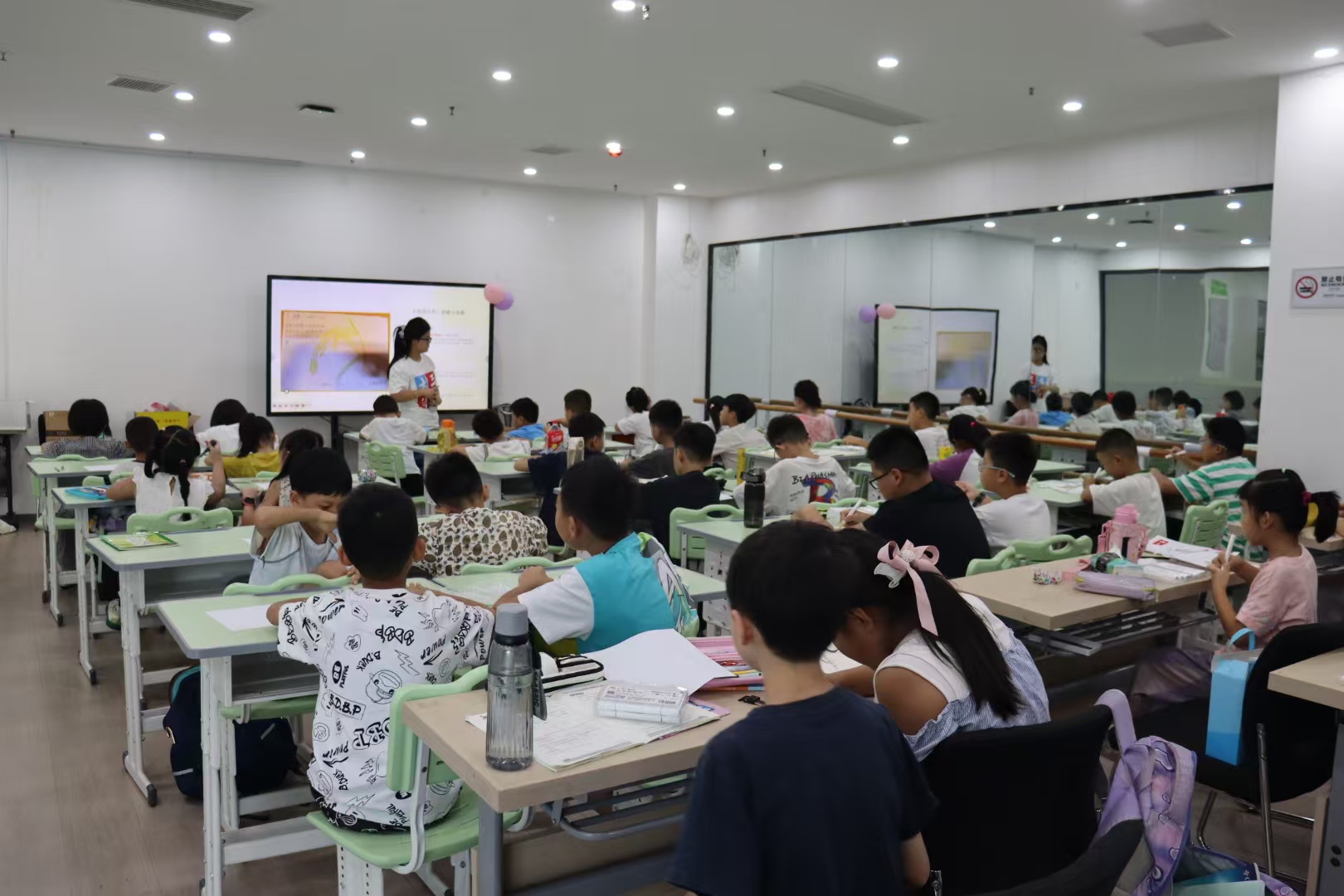 绿洲社区：志愿课堂融双语 彩笔丹青护长江