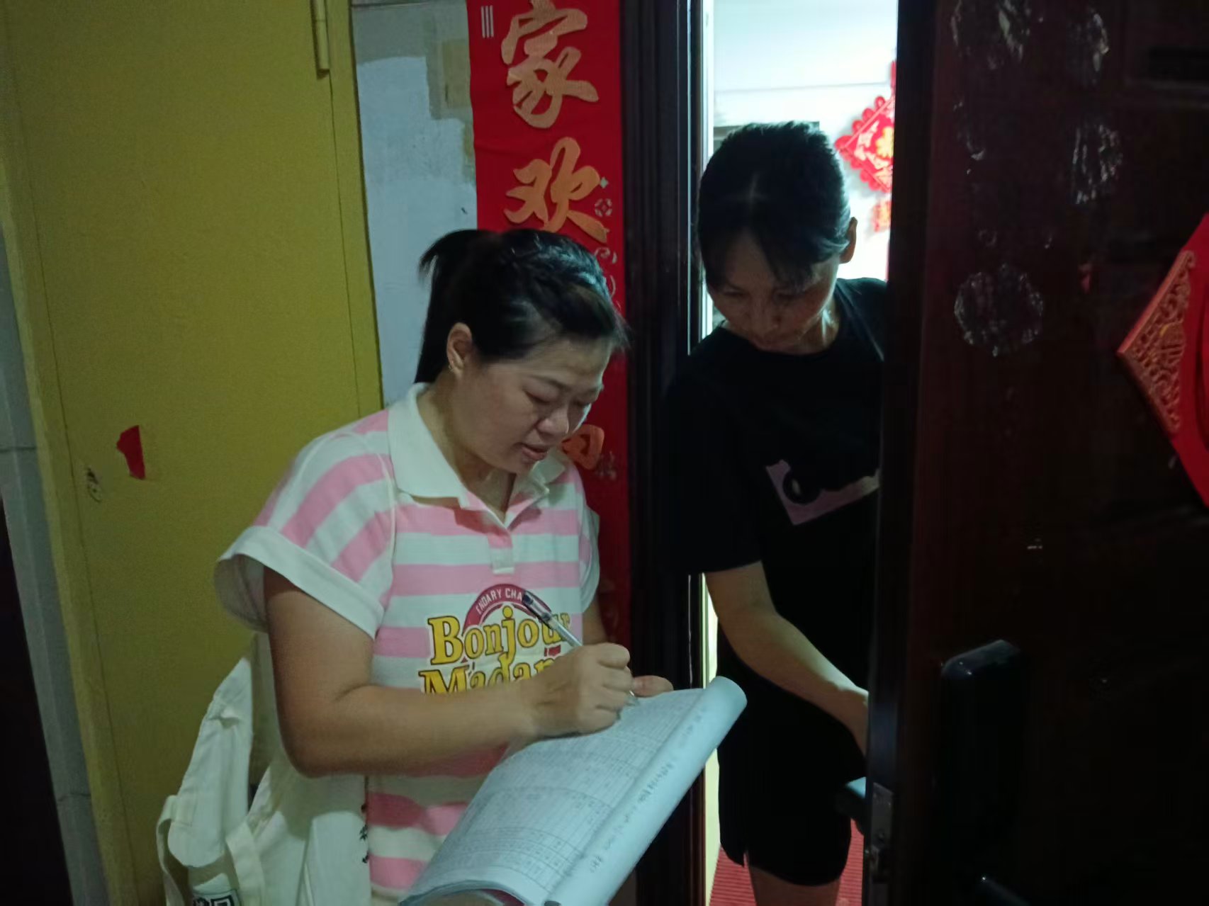 丁家坝社区：错时入户暖民心 夜间走访不止步
