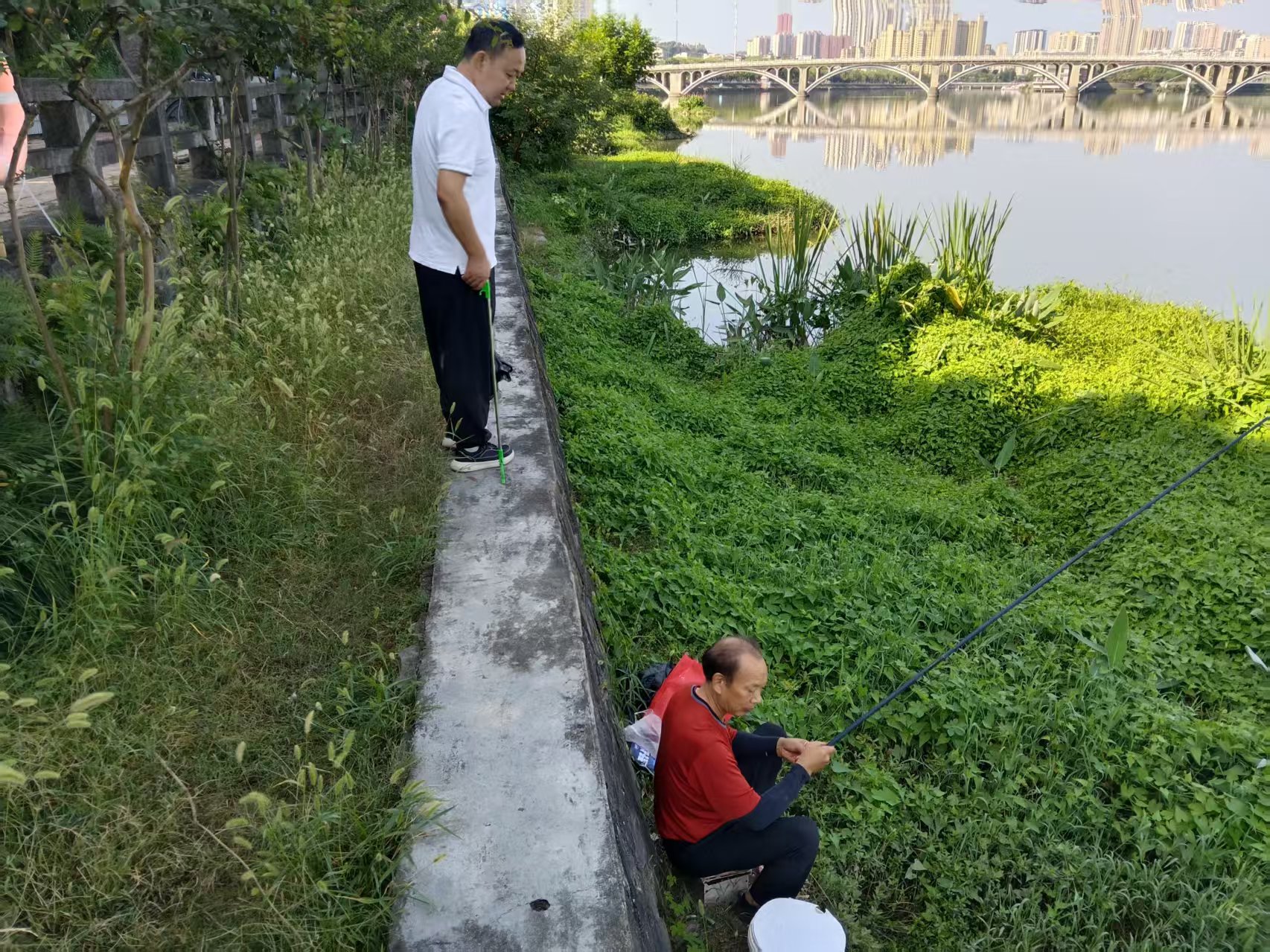平湖社区：步履不停巡河道 贴心守护保平安