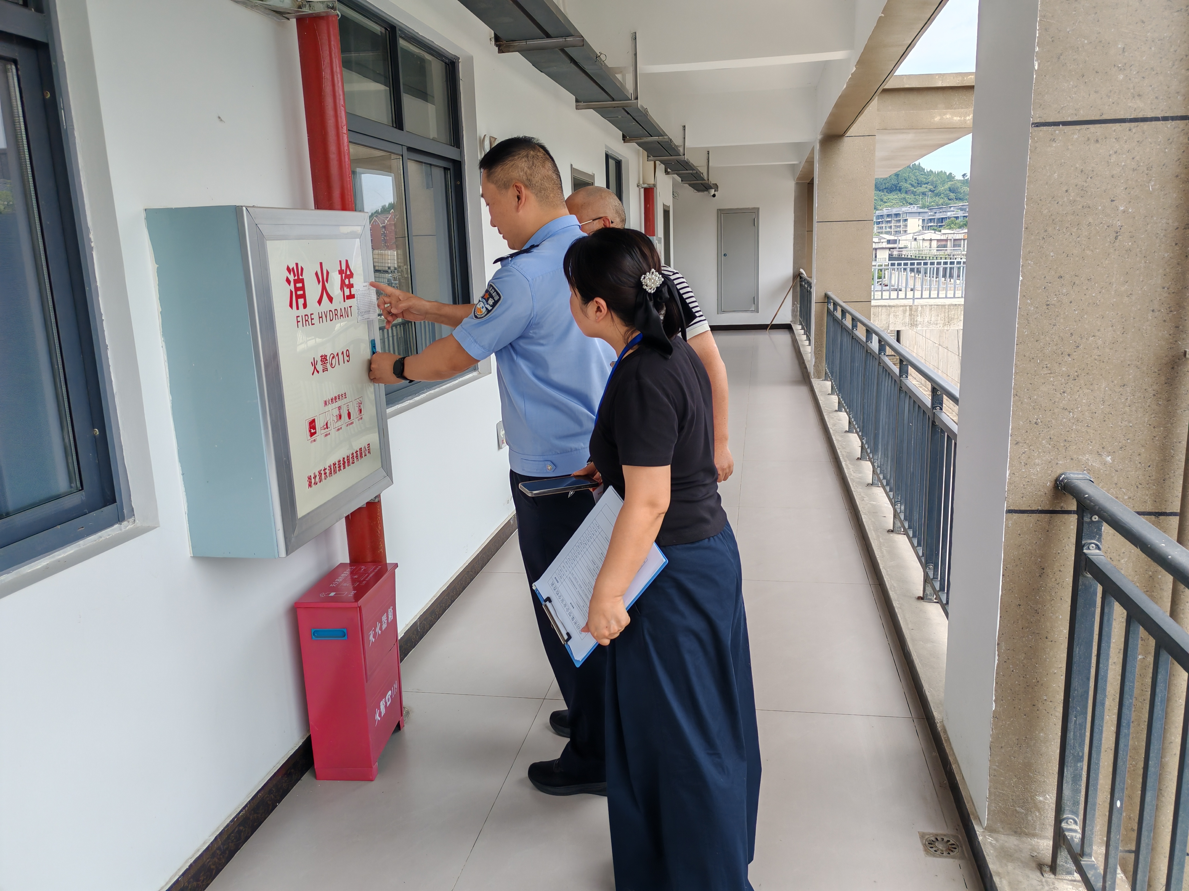 锦云社区：警格联合排查隐患 筑牢企业安全防线