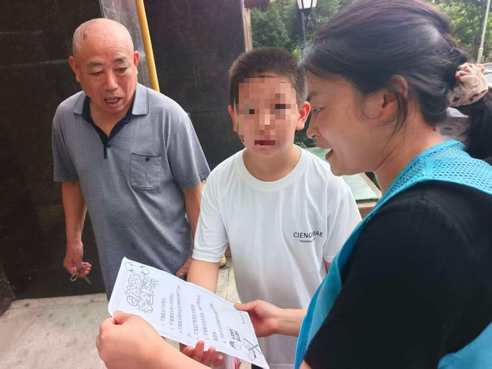 平云社区：网格员入户送安全 防溺水知识记心间