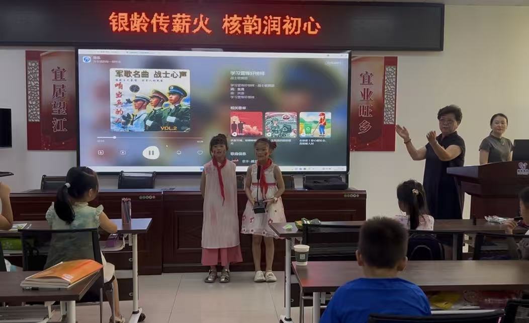 望江社区：银发守望润童心 红色薪火代代传