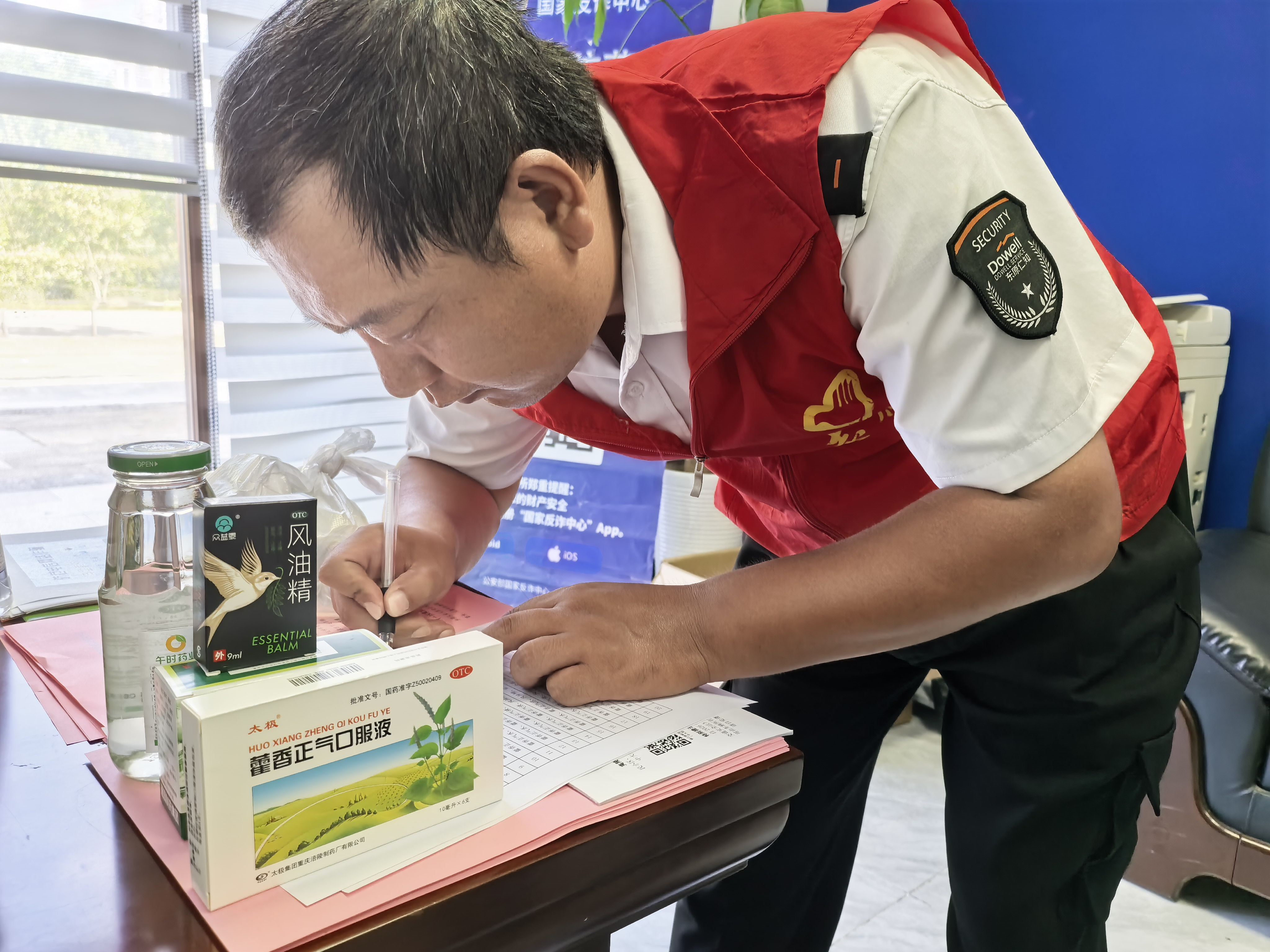 锦湖社区：防暑关怀送到岗 巡河护溺守平安