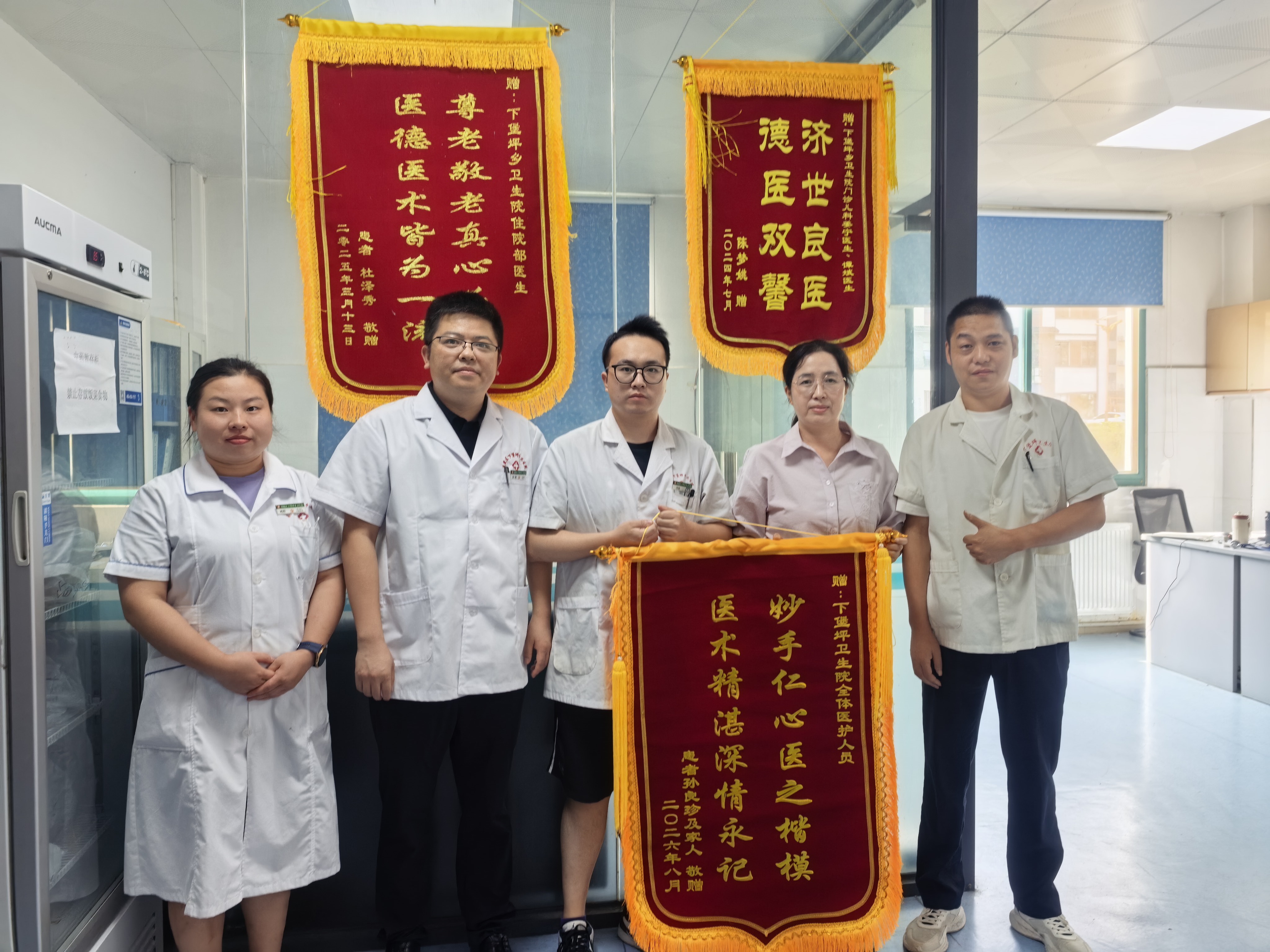 下堡坪乡卫生院：基层医生成功溶栓，锦旗见证医患情深