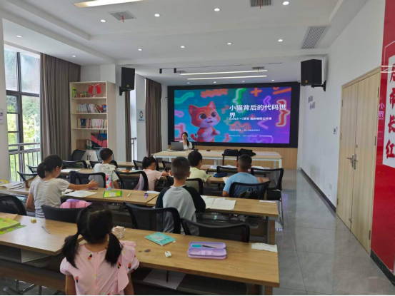 长江市场社区暑托班解锁奇妙代码世界