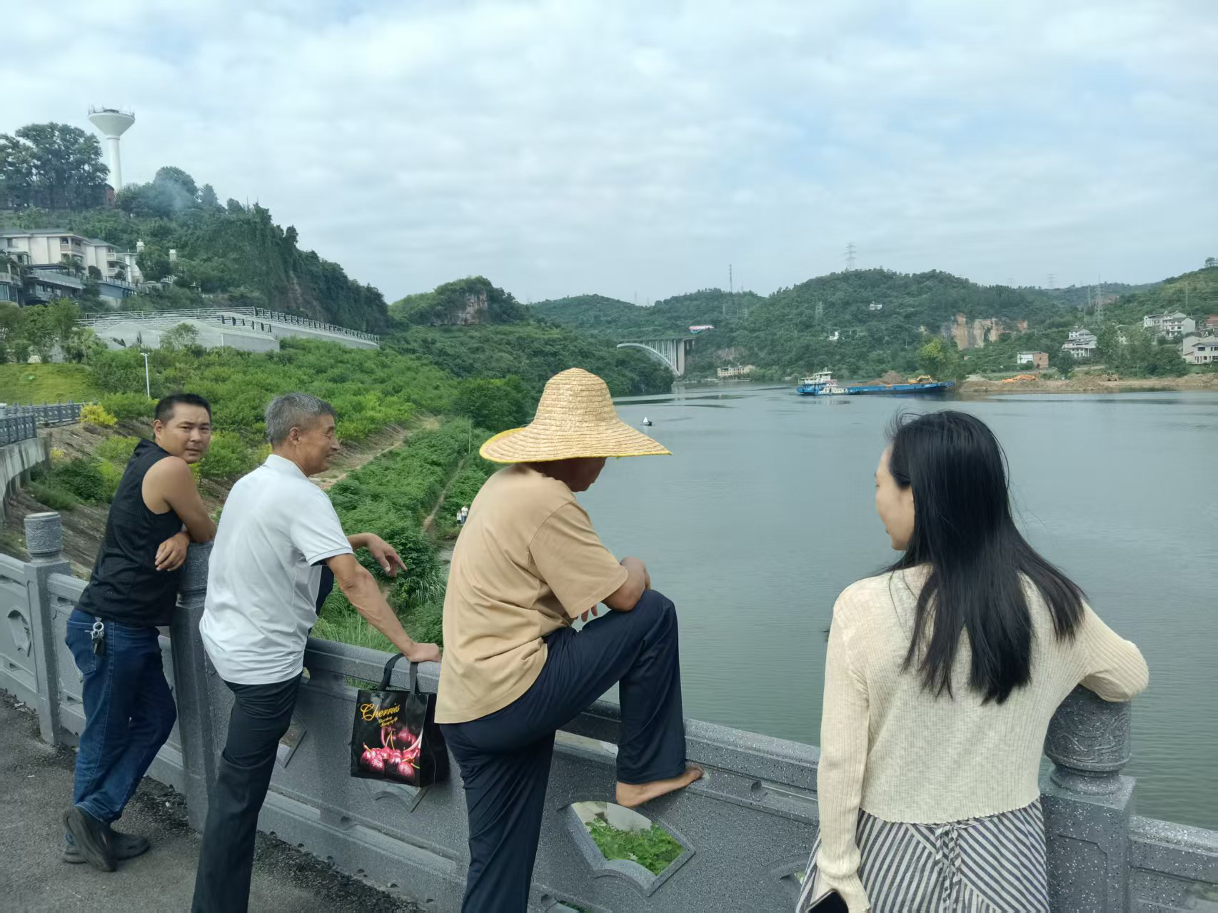 长江市场社区：江边安全劝导宣传 守护辖区居民夏日平安