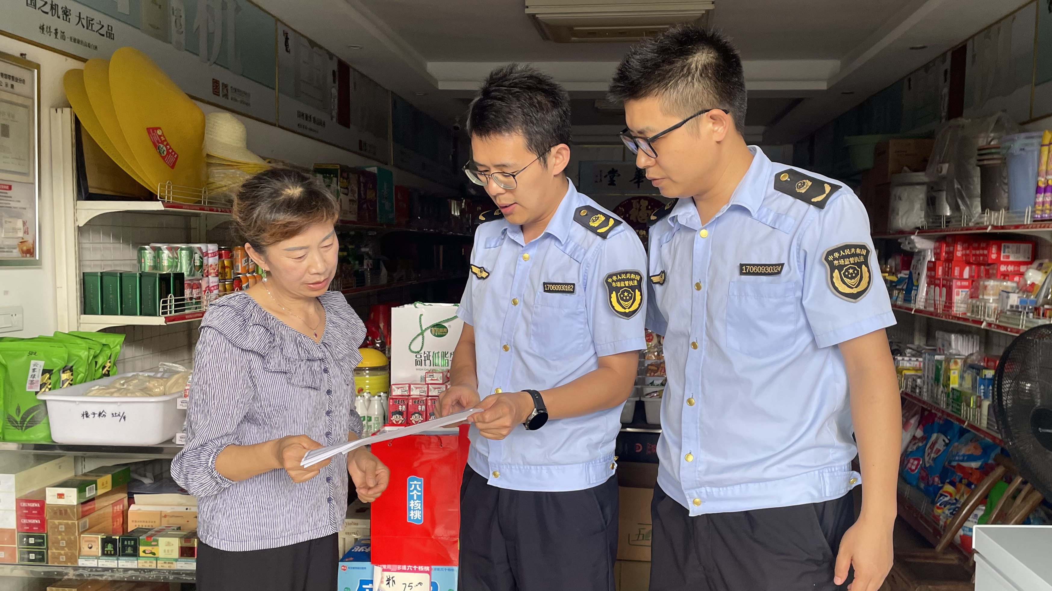 下堡坪乡市场监管所“主动帮办” 食品许可动态管理见实效