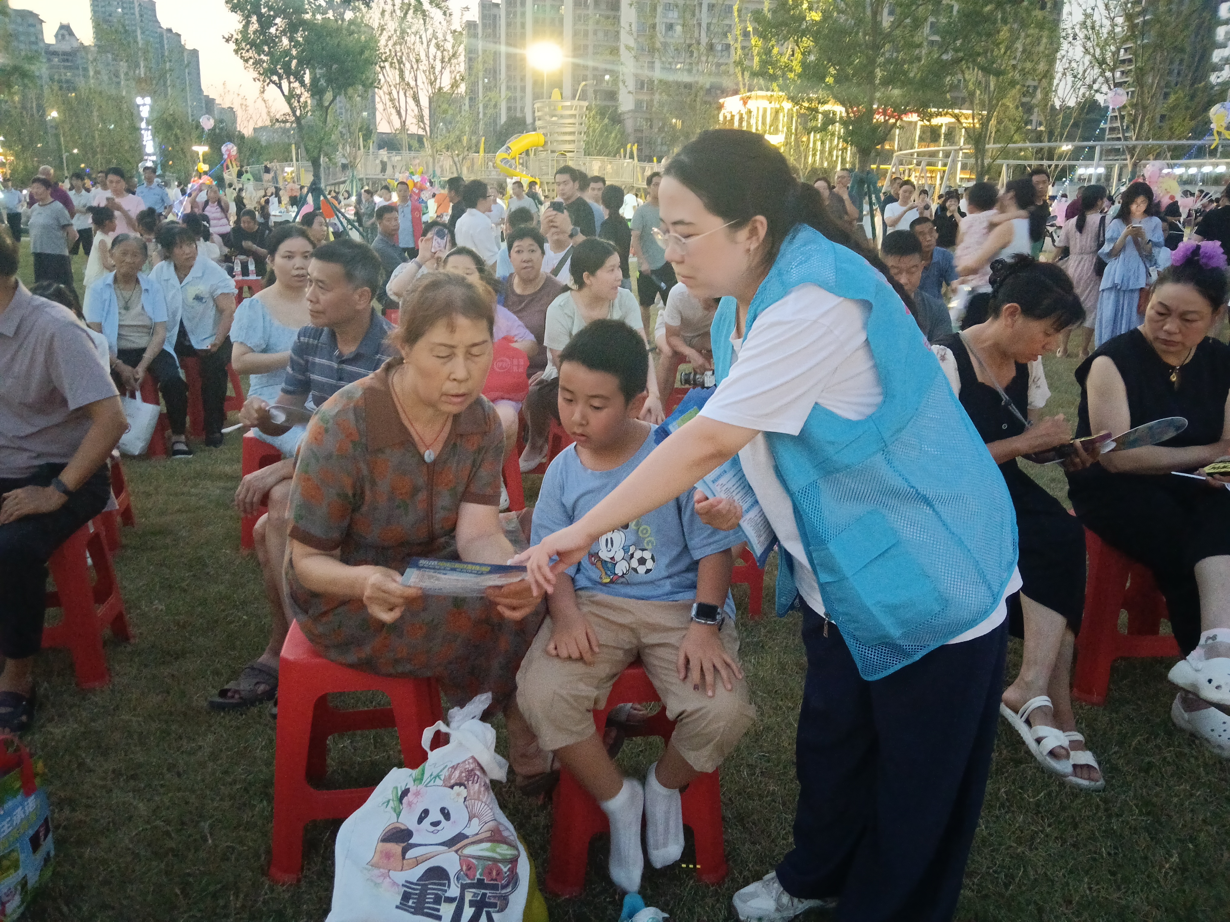 绿洲社区：反诈宣传进公园 守护群众 “钱袋子”
